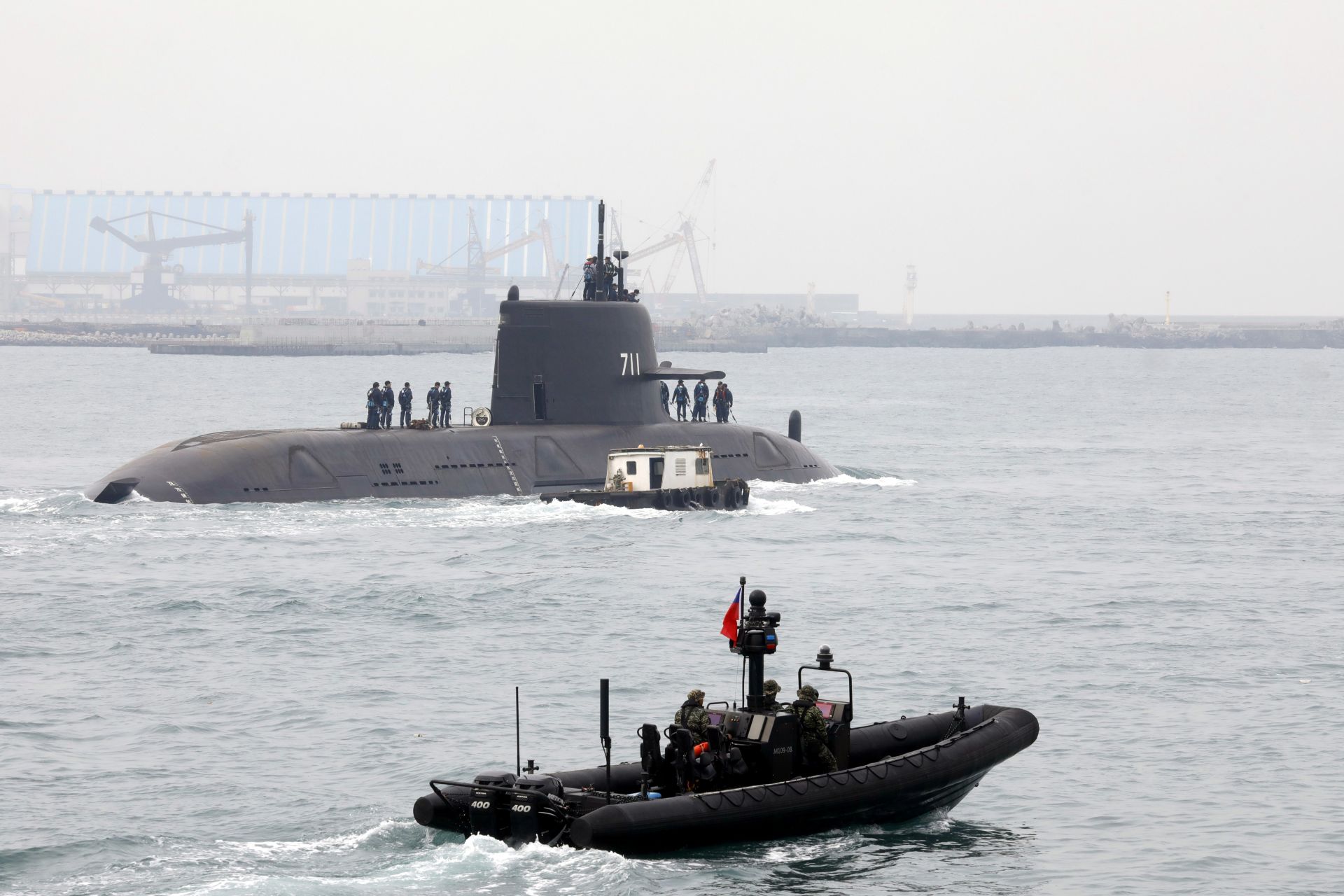 陸戰隊M109特戰突擊艇戒護海鯤軍艦出港。（記者孫建屏攝）