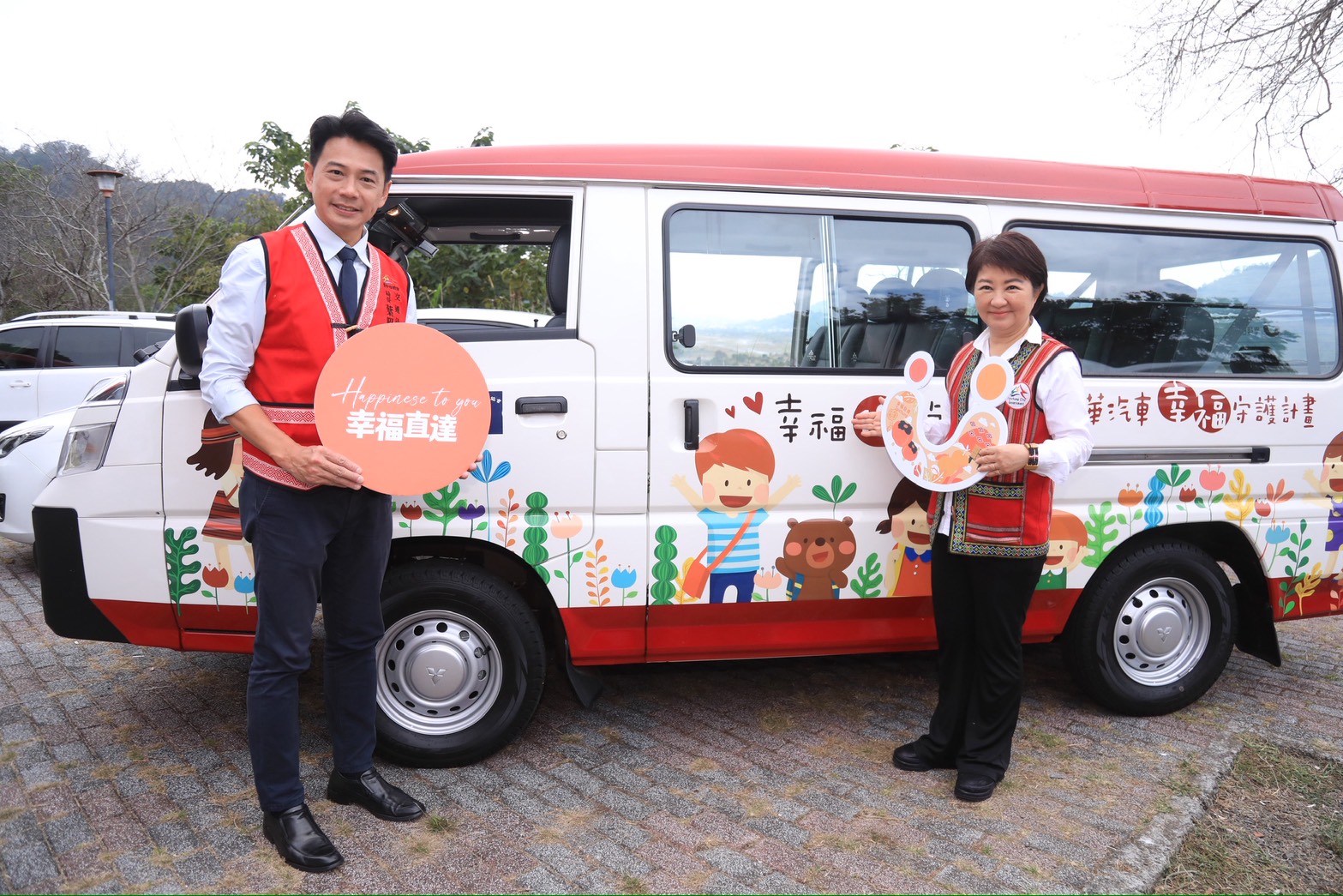 臺中市長盧秀燕今日在雙崎921紀念公園宣布，自達幸福巴士正式上路。路線串聯東勢及卓蘭等鄰近生活圈，服務偏鄉、整合就學、長照等交通需求，並提供自由國小棒球隊訓練比賽最強交通支援。（中市交通局提供）