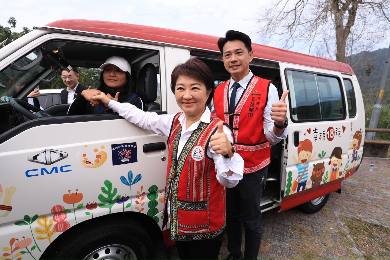 臺中市長盧秀燕今日在雙崎921紀念公園宣布，自達幸福巴士正式上路。路線串聯東勢及卓蘭等鄰近生活圈，服務偏鄉、整合就學、長照等交通需求，並提供自由國小棒球隊訓練比賽最強交通支援。（中市交通局提供）