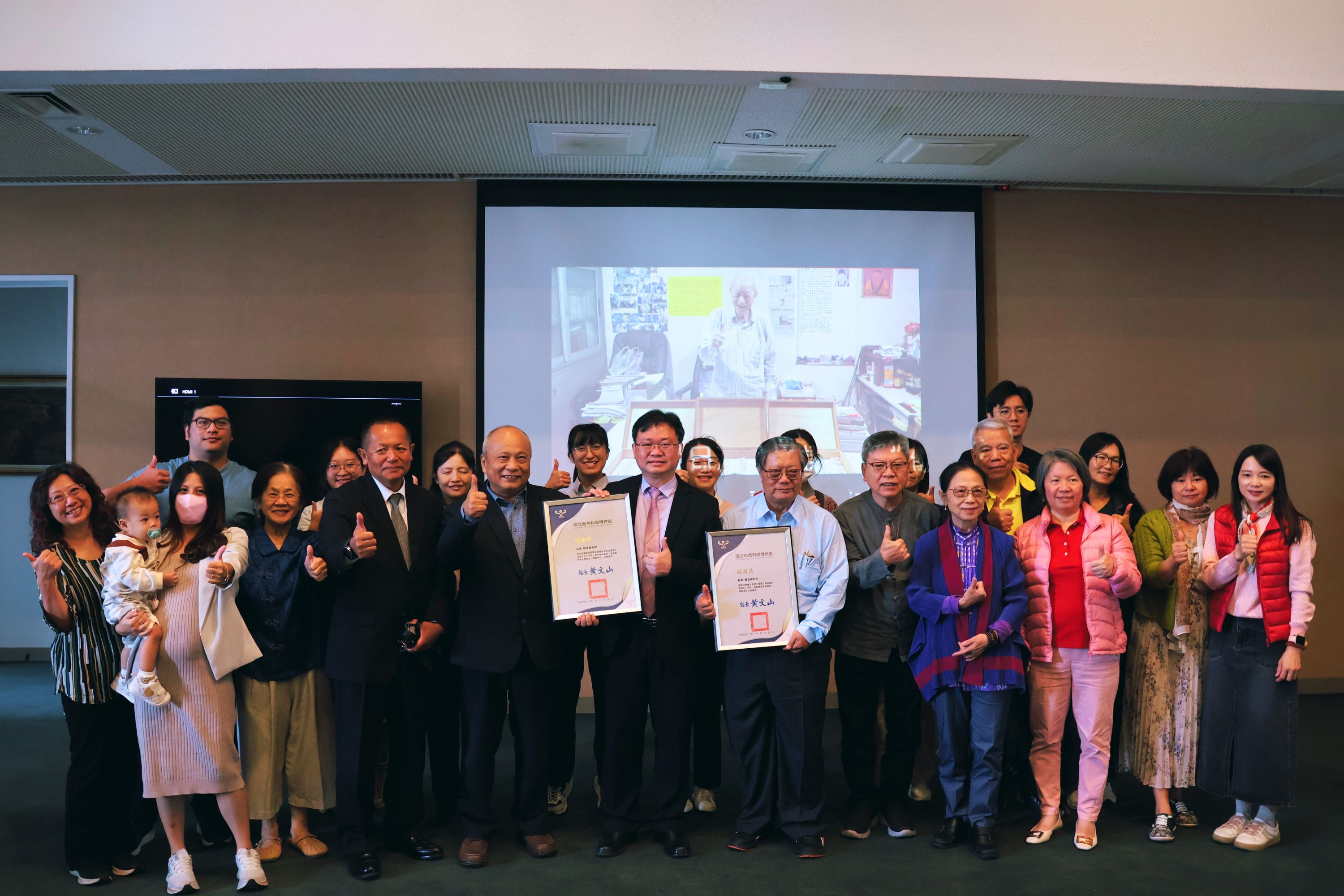 國立自然科學博物館今（28）日舉辦捐贈儀式，正式典藏連日清家屬捐贈的6274件玻片標本。（國立自然科學博物館提供）