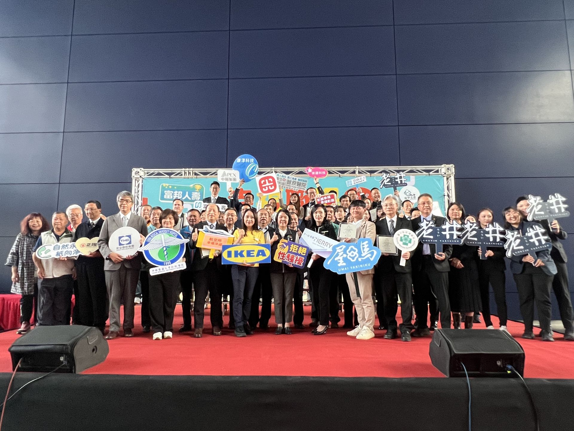 獲獎單位及其全體參與員工。（記者張益銘攝）