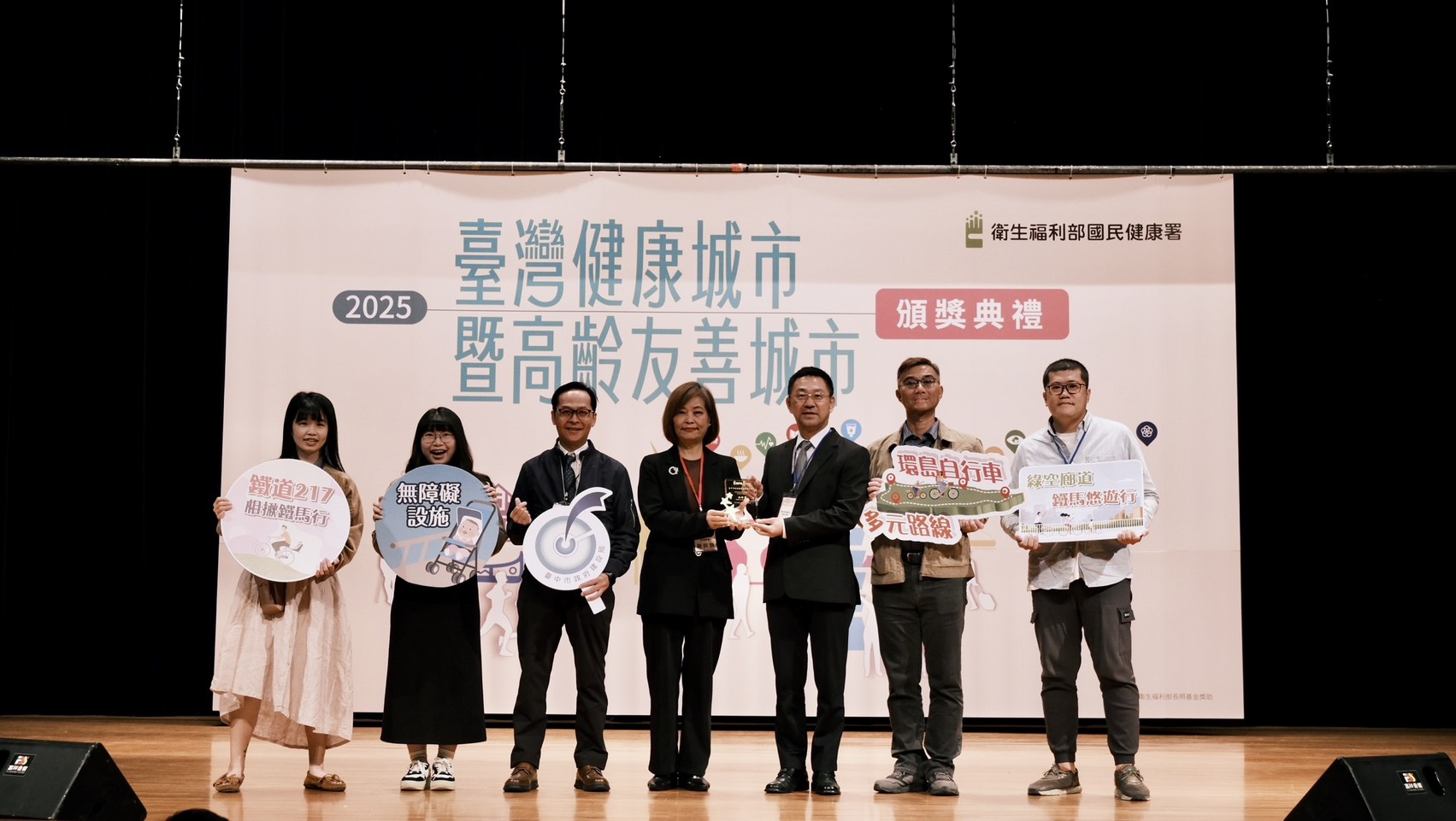 臺中市建設局新建工程處榮獲無礙獎。（臺中市政府提供）