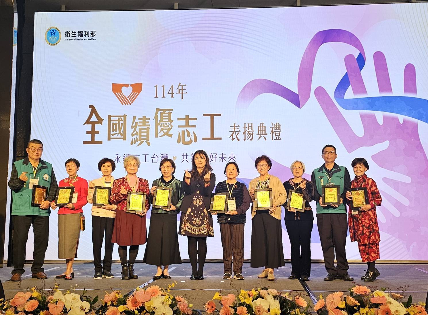 臺北市榮服處榮欣志工服務時數累計達8000小時，獲頒衛生福利部金牌獎。（臺北市榮服處提供）