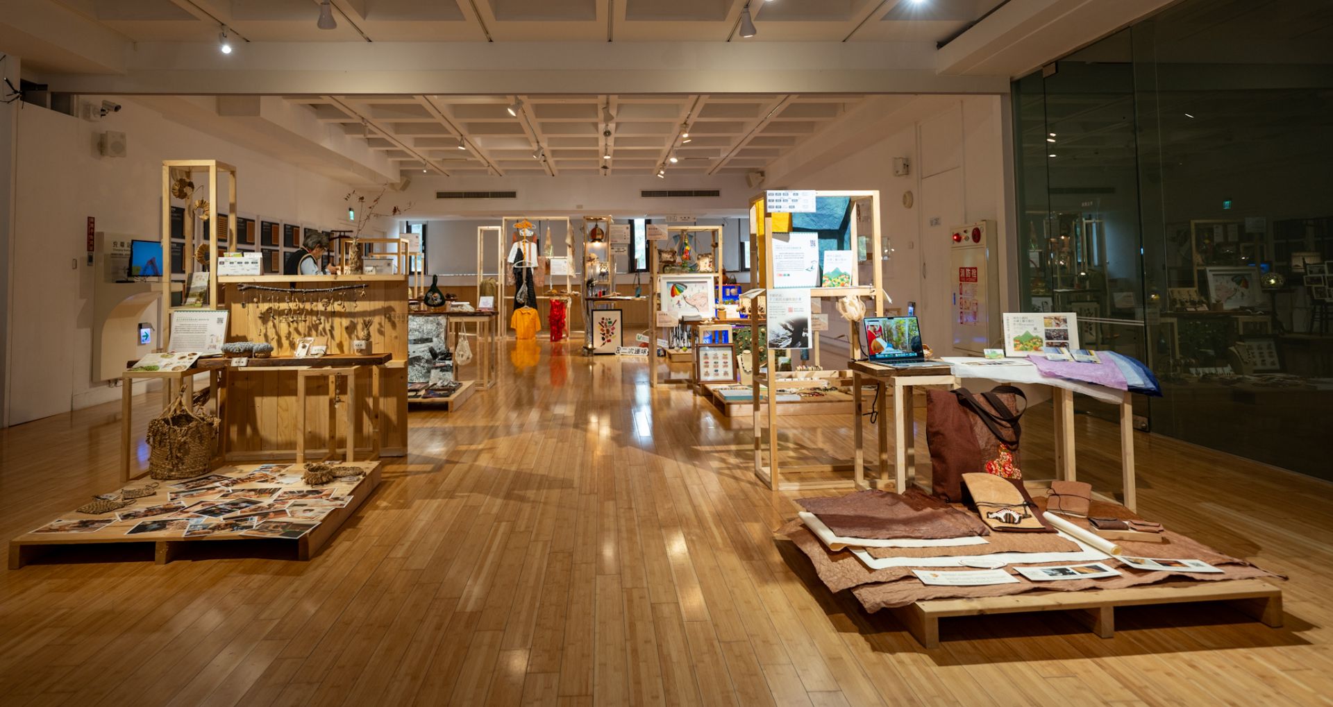 10組團隊以工藝示範永續行旅、教育、福祉與責任消費等多元實踐成果。（工藝中心提供）