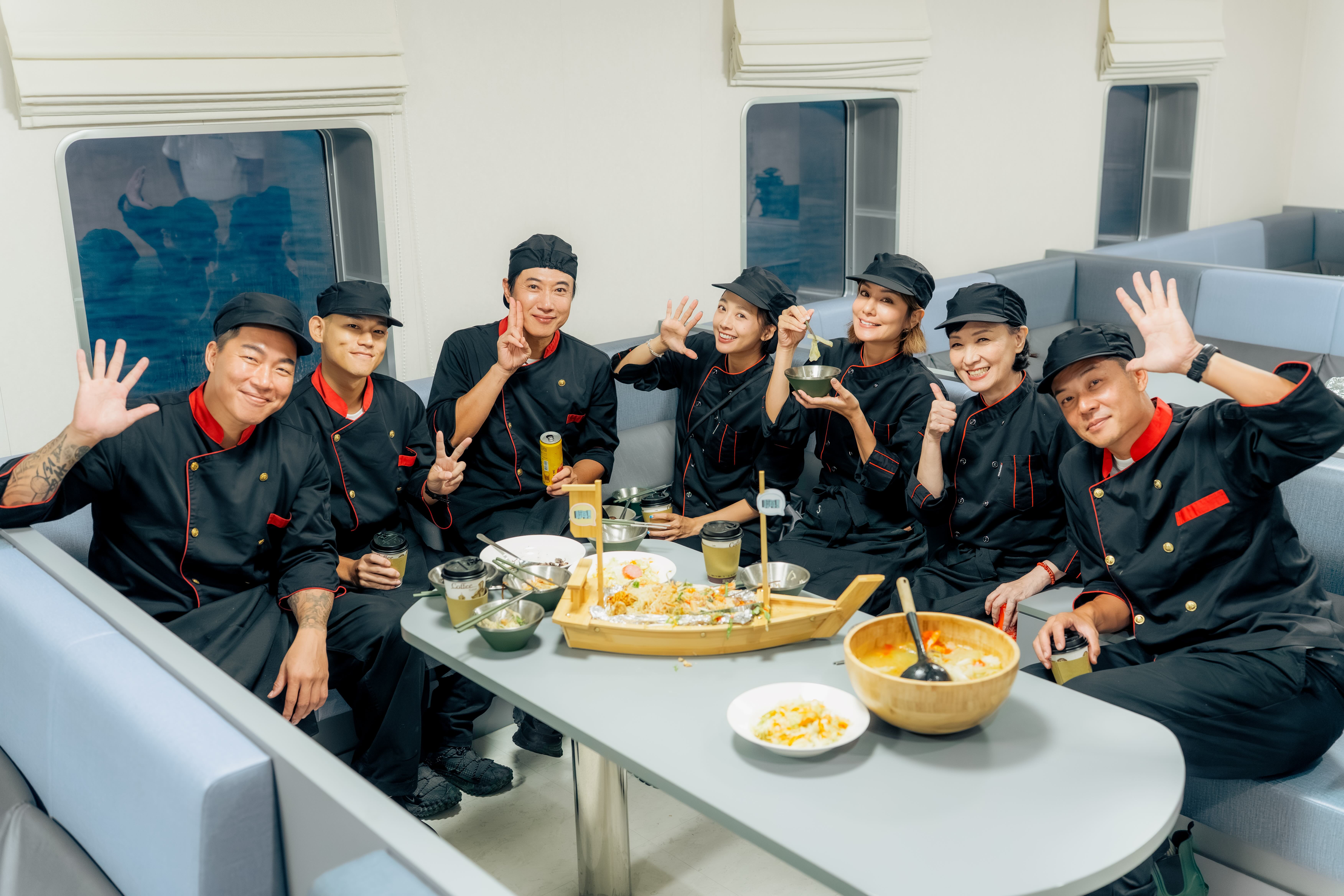 《嗨！營業中》郭泓志（左起）、阿倉、陳鴻、吳映潔、莎莎、寶媽、姚元浩一起在澎湖輪上挑戰百人盛宴。（好看娛樂提供）