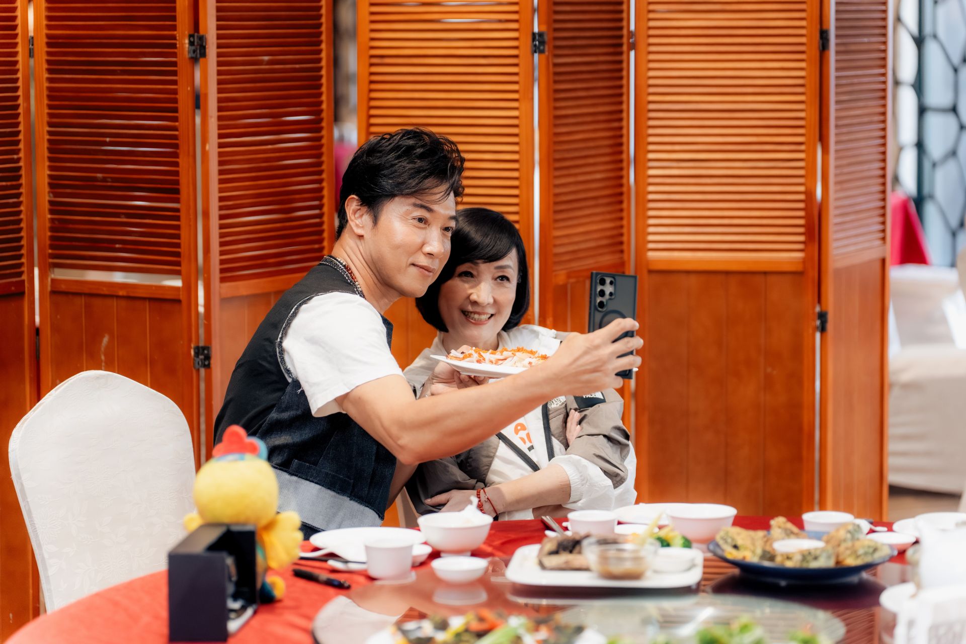 「阿鴻上菜」的陳鴻（左）、「煲湯教母」寶媽（右）攜手擔任《嗨！營業中》小幫手。（好看娛樂提供）