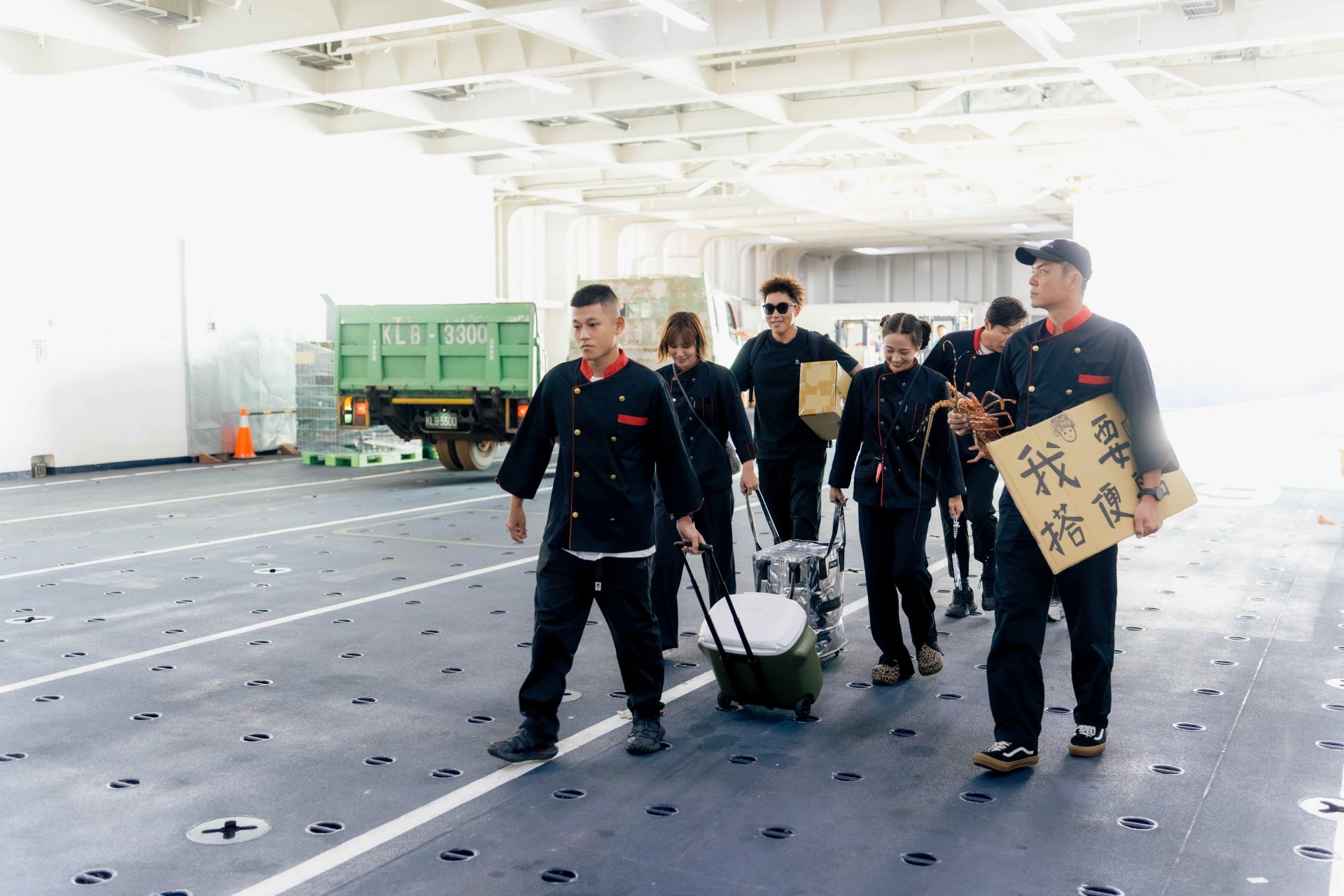 《嗨！營業中》本週要複製海上廚師的餐點風味，夥伴們為登船的乘客備妥豐盛的料理。（好看娛樂提供）