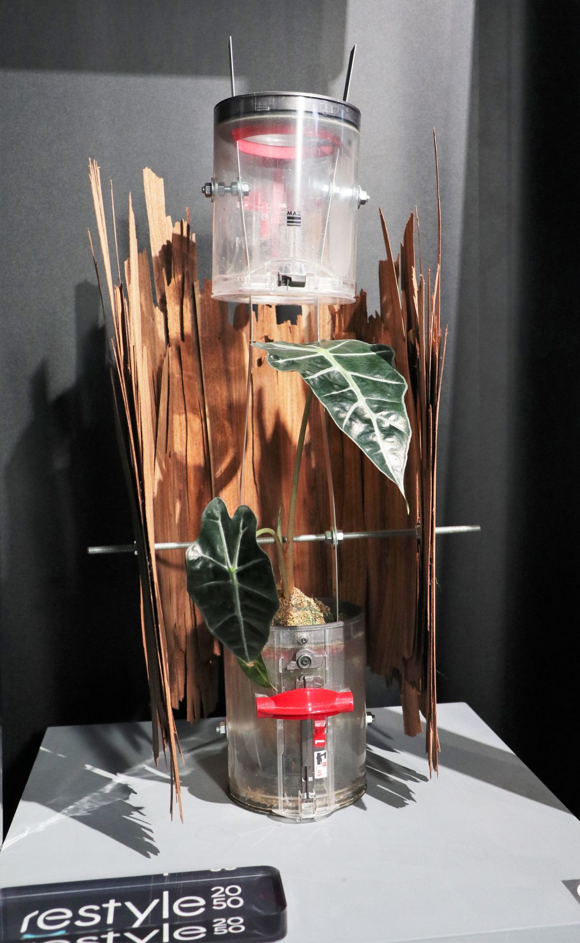 「2025台灣設計週」主題展亮點作品包括，以回收家電轉化為藝術的〈沉積場 Fragments of Now〉。（記者劉昕翊攝）