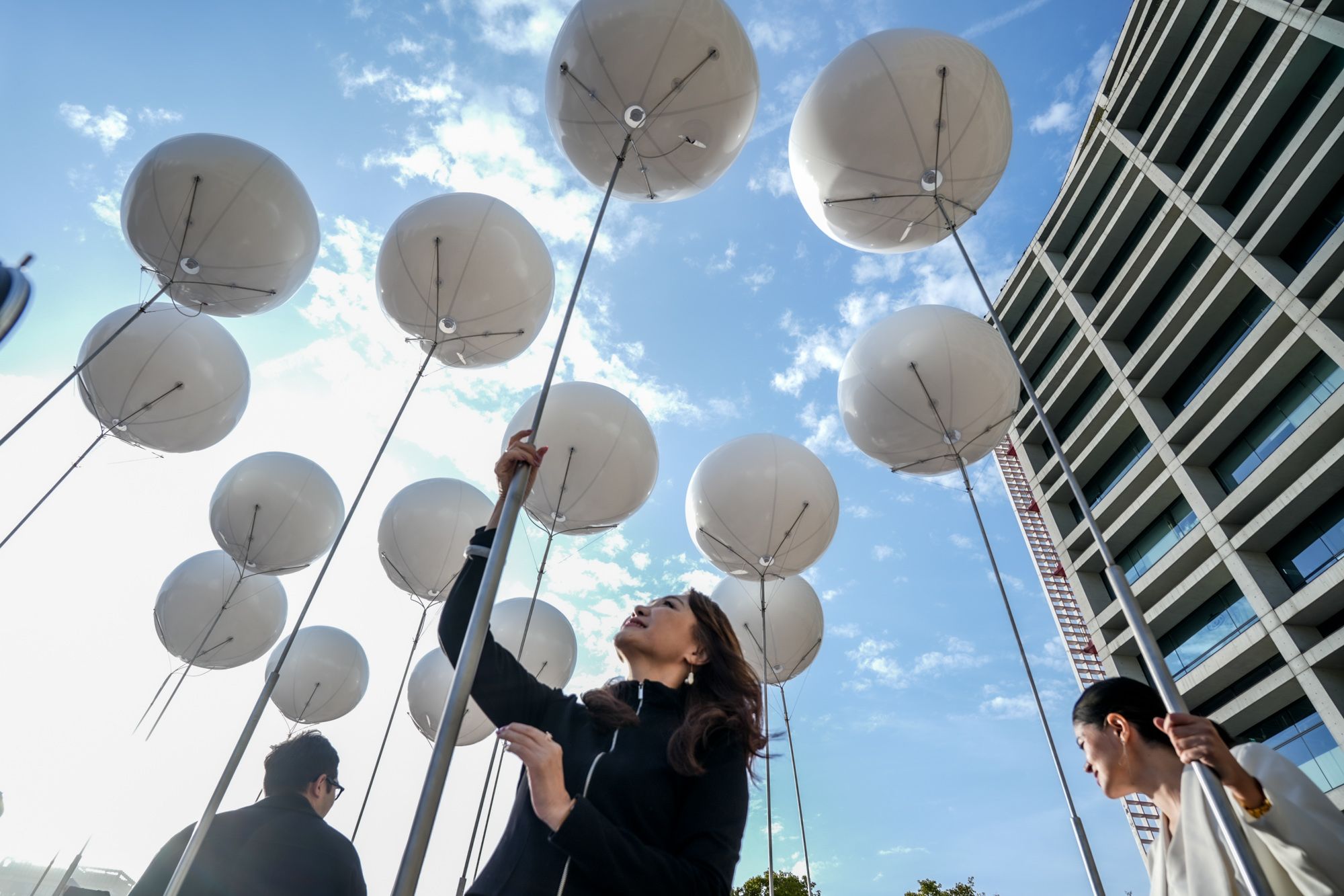 《一首天空的歌》為「潛力新銳」組優選，用氣球、聲音與光影和天空即興合奏。（業者提供）