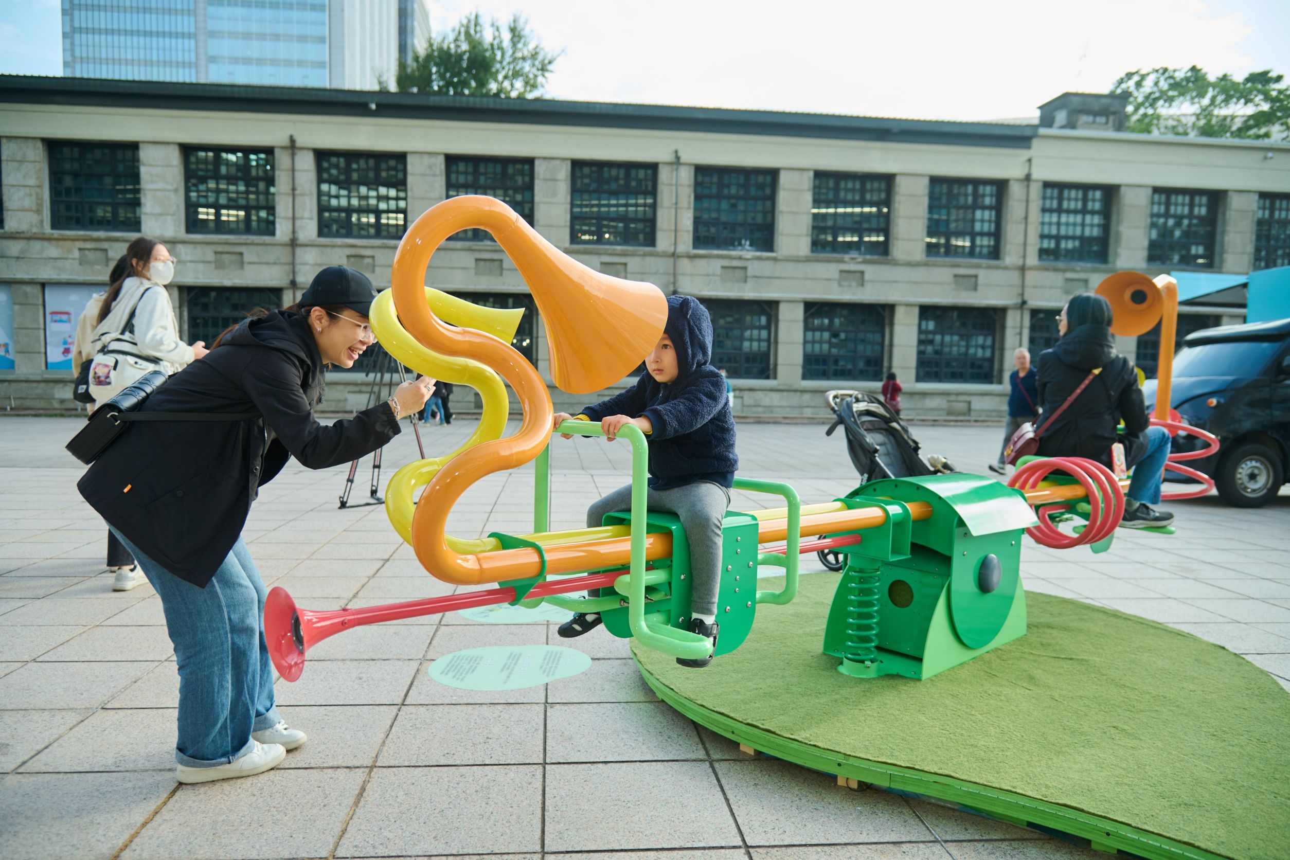 《聽你所說的當下》觀眾背對著被坐在兩頭，利用話筒說出此刻想傳達的話，驗證抽離語言和字彙之後，人們是否仍能聽懂彼此。（業者提供）