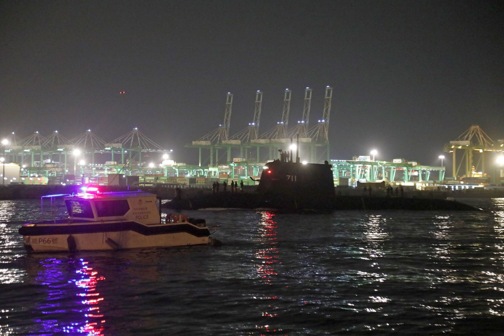 海鯤軍艦今日在高雄外海進行浮航測試，於晚間6時進港。（台船公司提供）