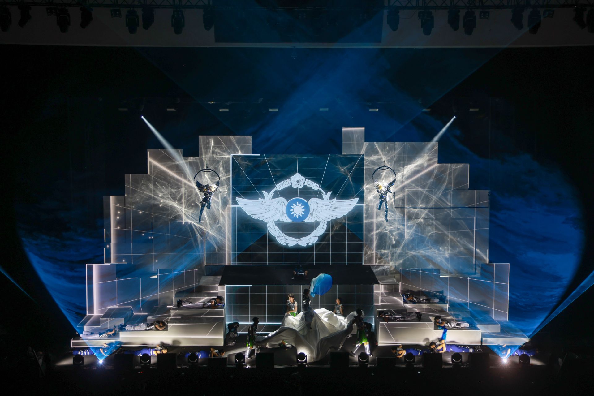 　《紀念二戰暨抗戰勝利80週年音樂會》搭配光雕投影，使觀眾感受到軍人守護國家的使命與榮耀。（本報資料照片)