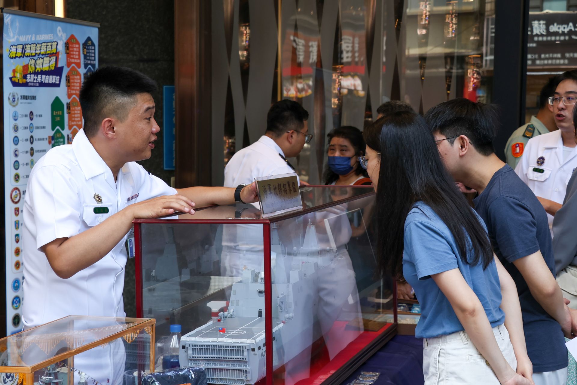 現場攤位陳展沱江級巡邏艦模型，並在官兵專業講解下，使國人進一步認識國防。（記者李承勳攝）