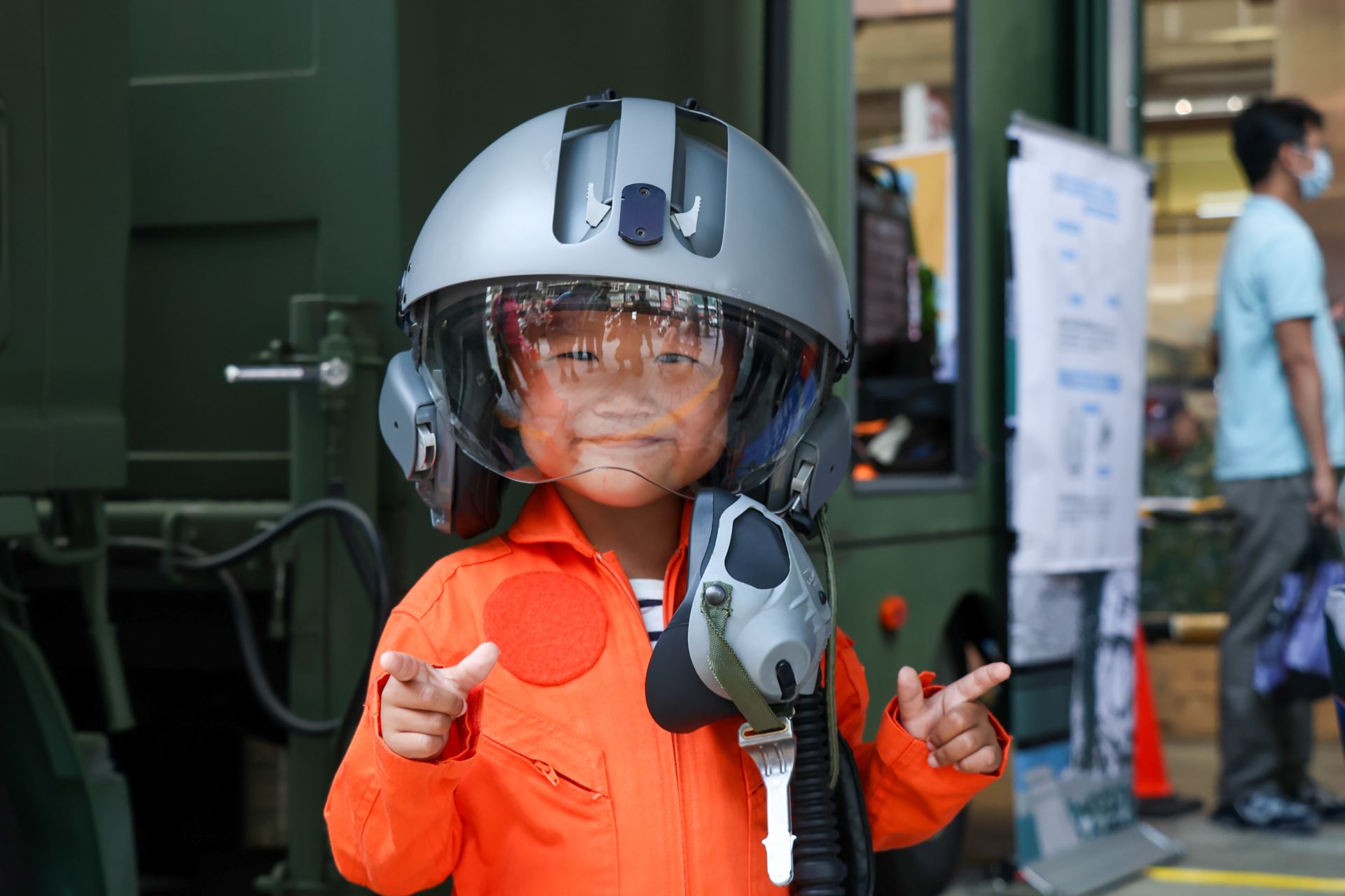 孩童開心體驗穿上飛行員制服、戴上LA100飛行頭盔。（記者李承勳攝）