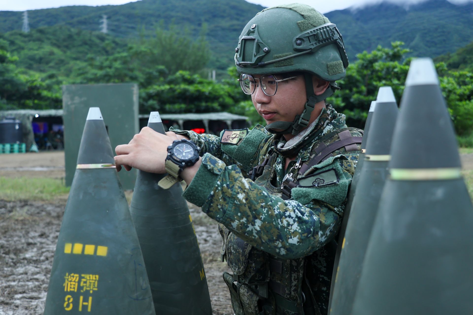  官兵依序完成火砲檢查、引信結合及通聯測試等程序，待命實施射擊。（記者李承勳攝）