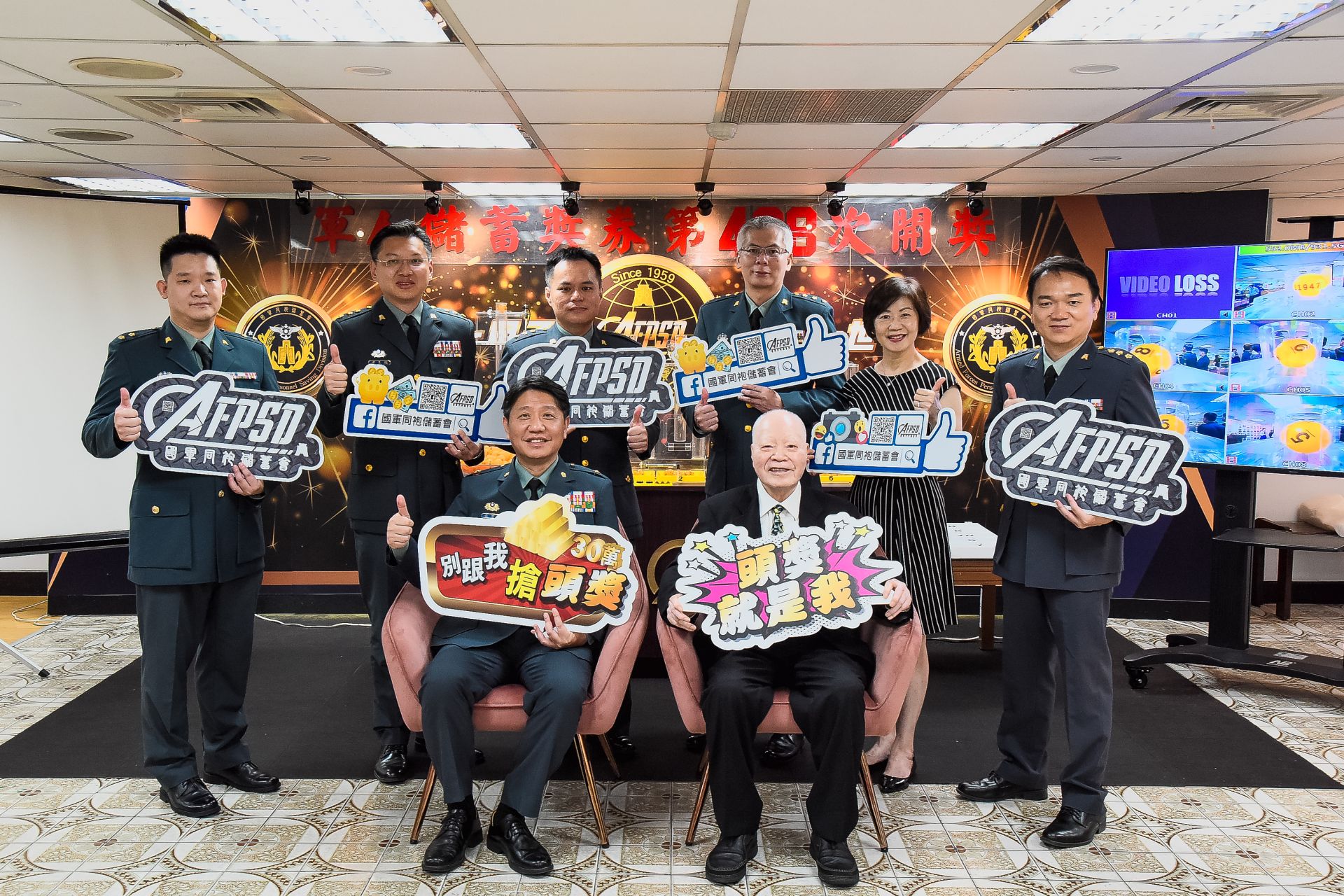 前主計局副局長張濟夏擔任開獎嘉賓，開出93軍人節特別獎100萬得主。（記者李采霖攝）