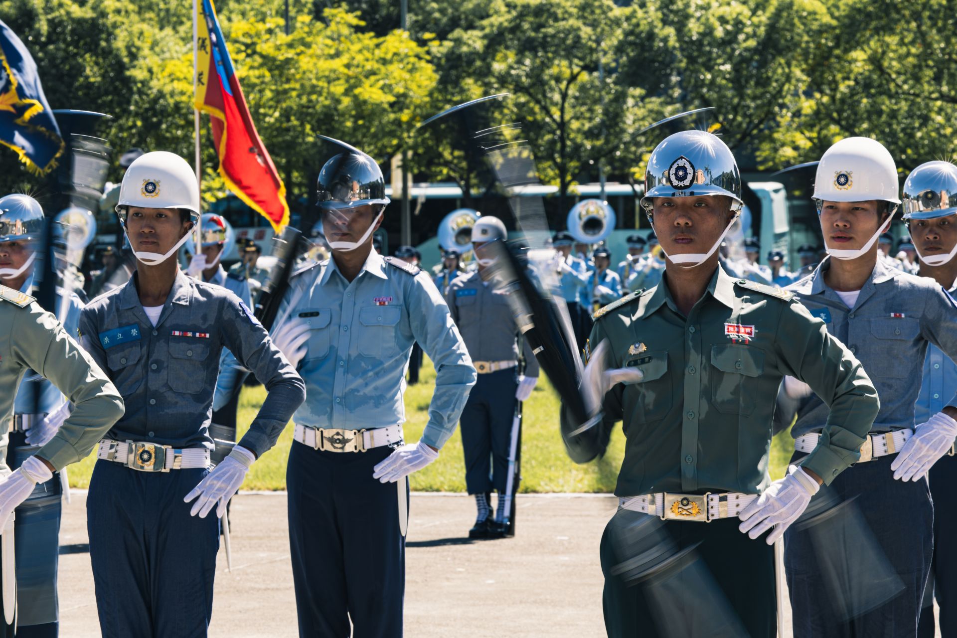 三軍儀隊緊鑼密鼓投入國慶大會各項整備，即使全身汗濕，仍在豔陽下戮力訓練。（記者陳彥陵攝）