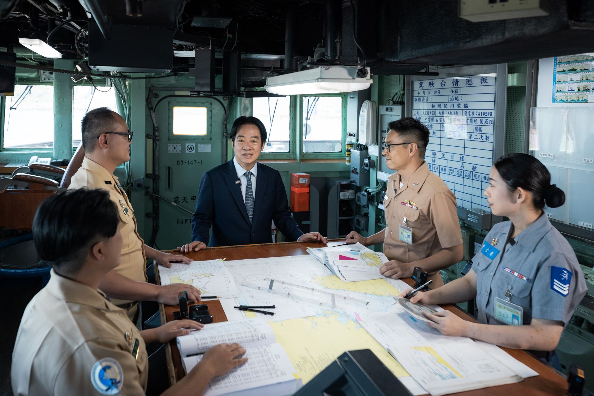 賴總統日前赴宜蘭勗勉海軍168艦隊，並錄製莒光園地「與官兵有約」，節目昨日播出。（總統府提供）