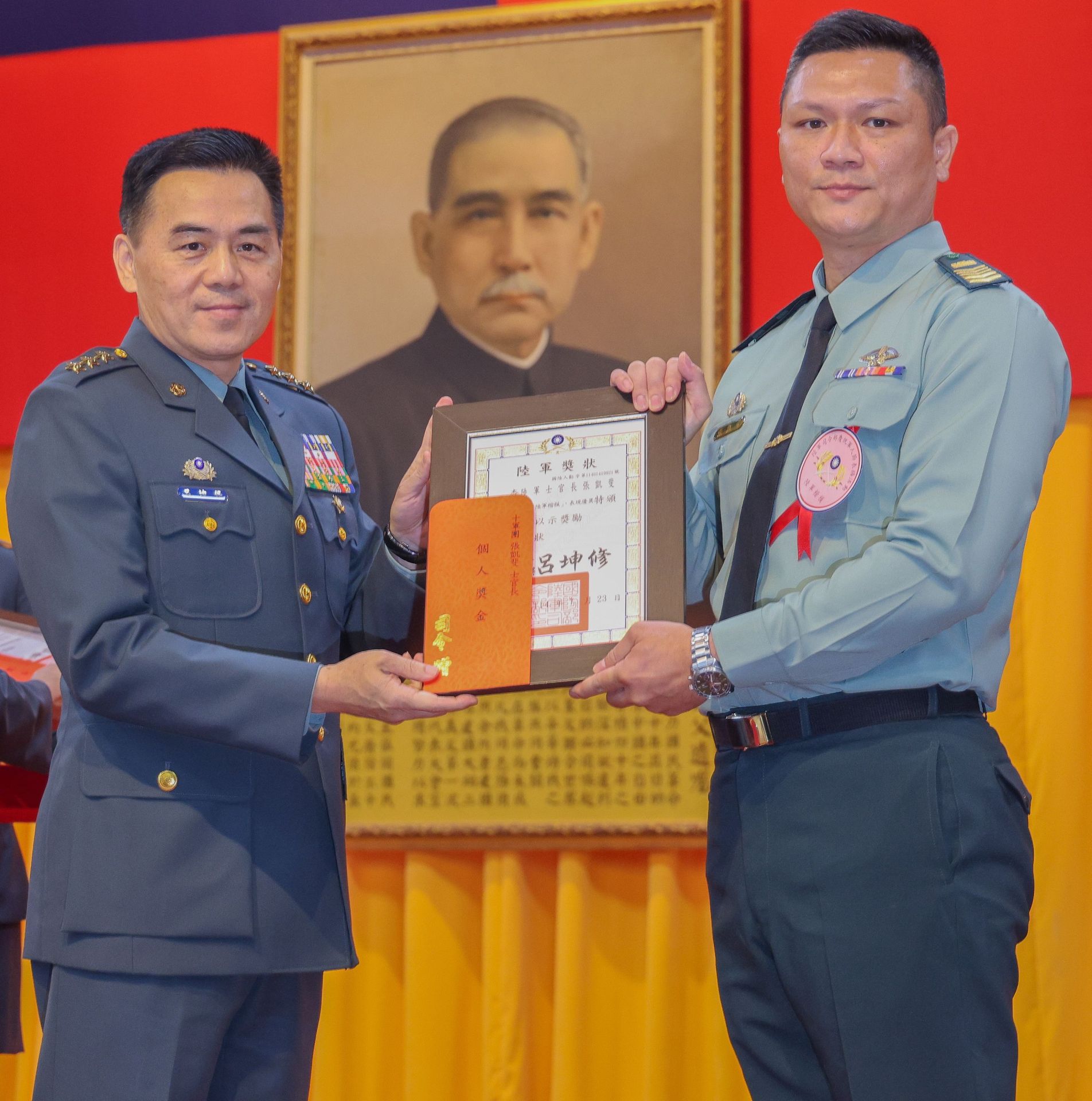 呂司令頒獎表揚陸軍楷模等獎項，肯定克盡職責，堪為典範。（記者王子昌攝）