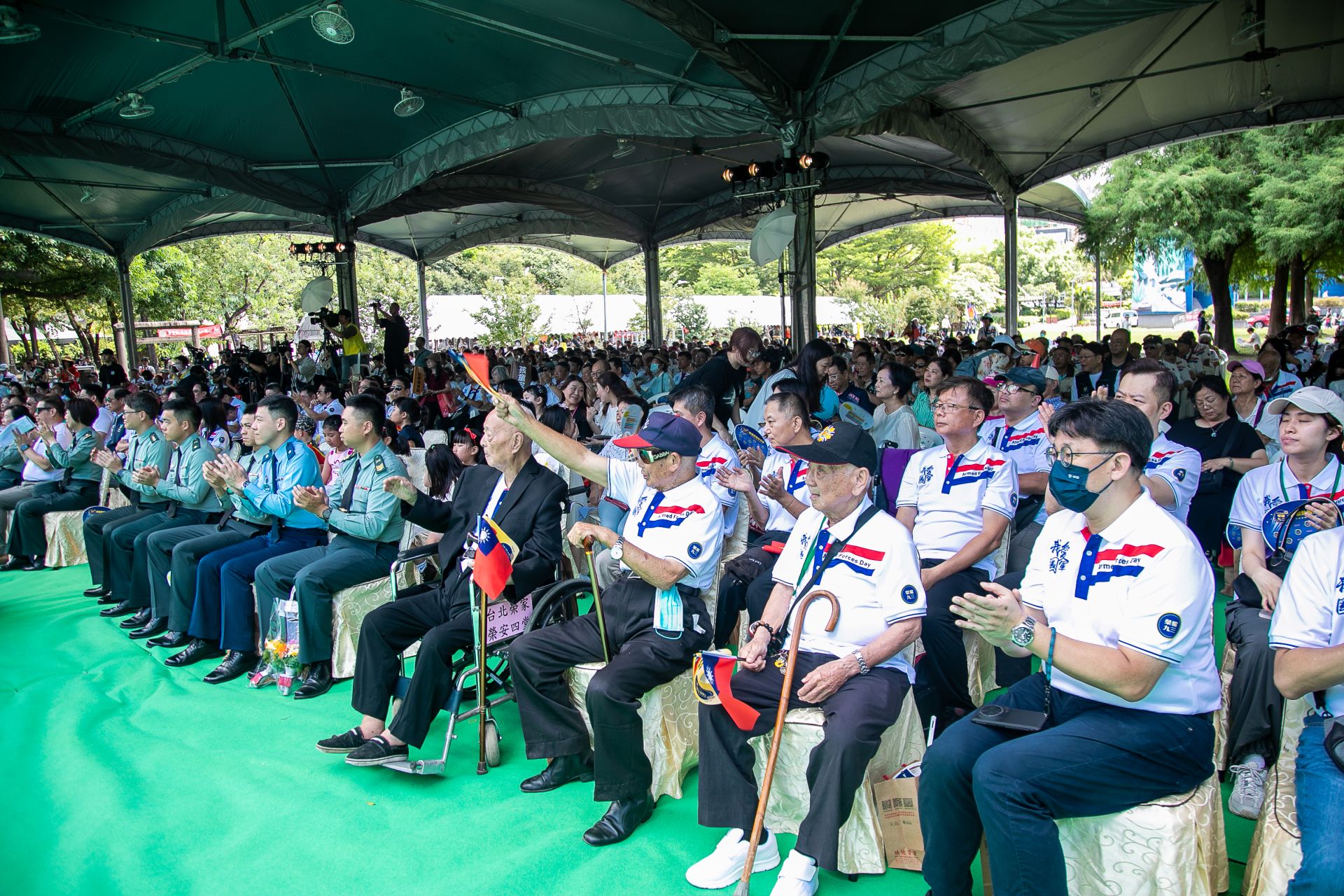  百歲榮民受邀出席，民眾以熱烈掌聲，向英雄致敬。（記者李采霖攝）