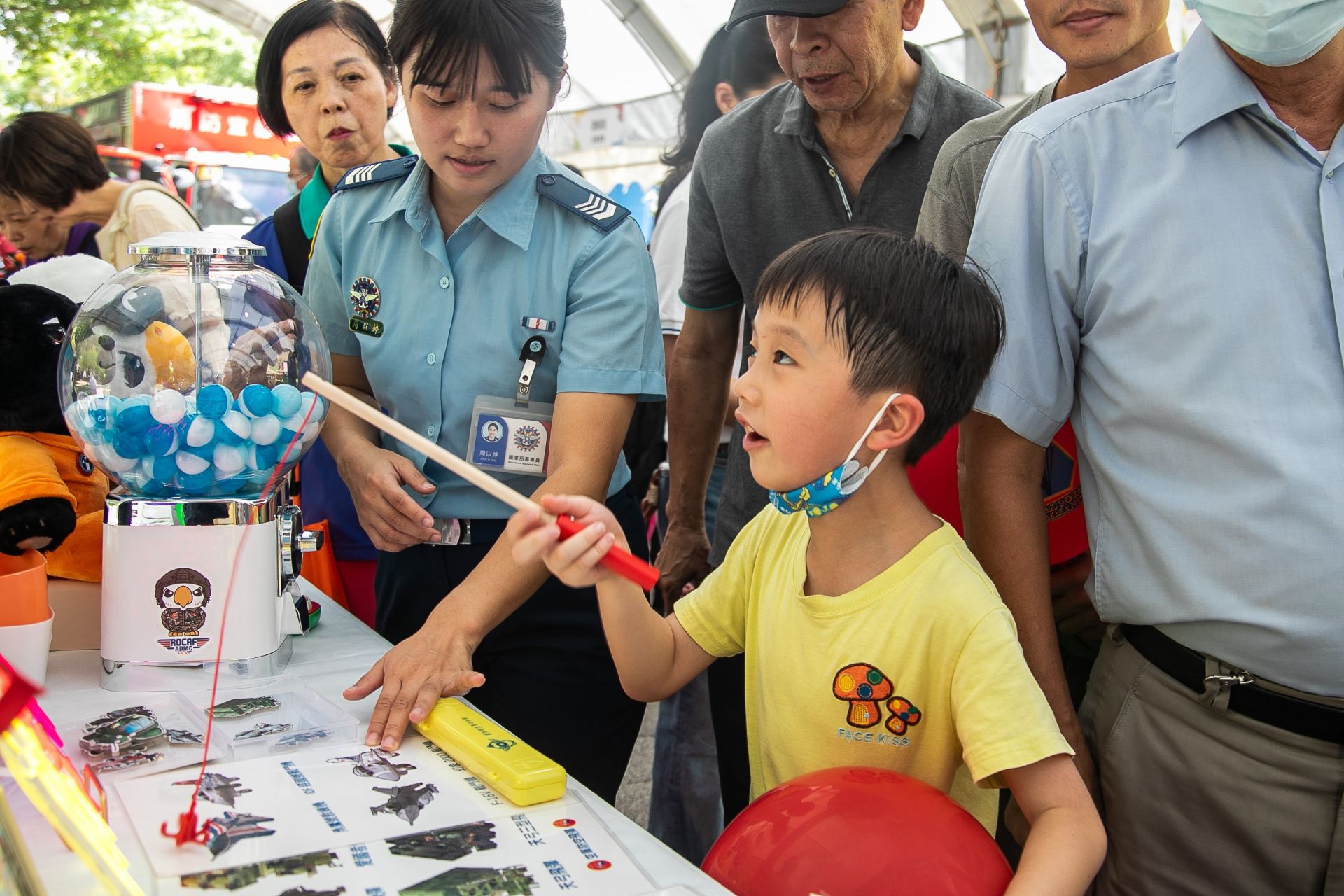  現場設置互動體驗攤位，透過遊戲寓教於樂，深化全民國防理念。（記者李采霖攝）