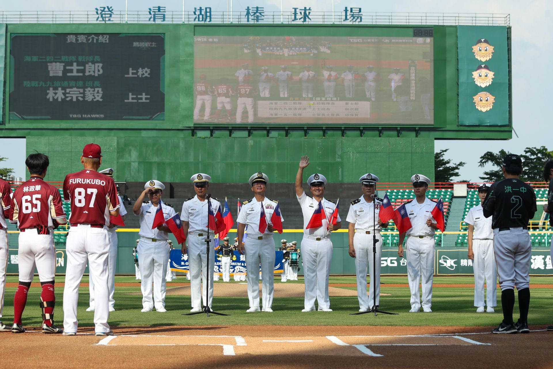  活動由海軍168 艦隊、124艦隊、151艦隊、146艦隊、陸戰99旅、新兵訓練中心等單位官兵代表領唱國歌。（記者李承勳攝）