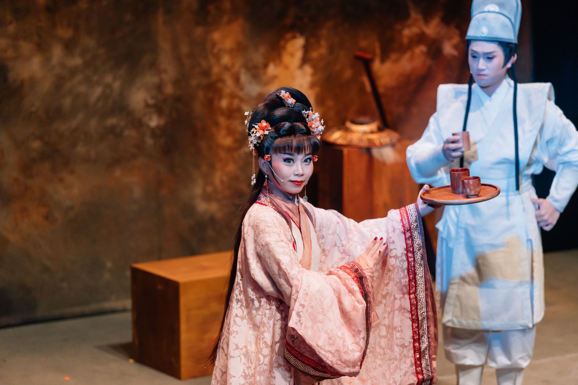 毛斷計畫《文武天香》交織角色情感與記憶創傷，從小人物視角回應動盪時代下的忠孝節義與情感奉獻。（傳藝中心提供）