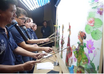 高雄皮影戲劇團《鯽仔魚欲娶某》，融合臺灣童謠、歌仔戲唱曲、娶親習俗，演繹一場熱鬧水中婚禮。（傳藝中心提供）