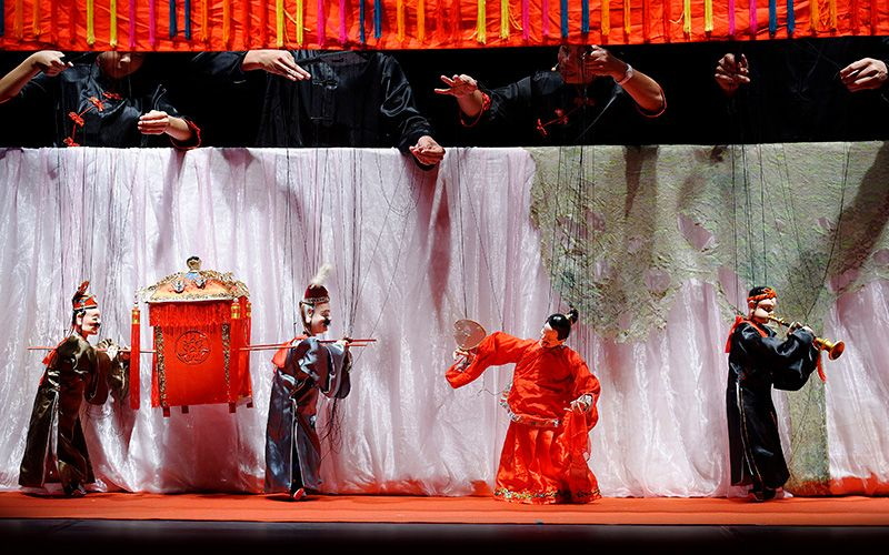 錦飛鳳傀儡戲劇團《嘉禮迎春歡樂年》，融入幽默對白、詼諧丑角與生動情節，充滿春節到元宵的喜慶氛圍。（傳藝中心提供）