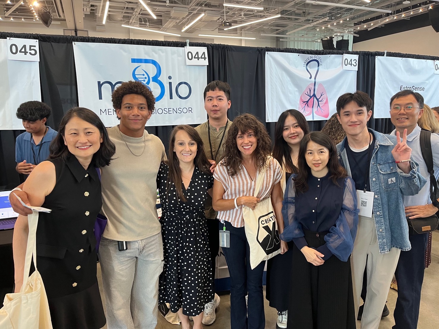 元智大學「薄膜生物感測器」團隊受邀參加美國喬治亞理工學院的年度旗艦新創盛會，與投資者、教授及創業家展開交流。（元智大學提供）