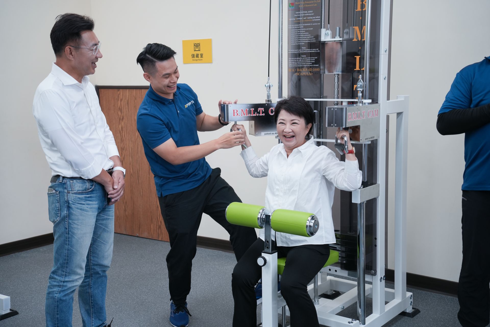 臺中市長盧秀燕體驗初動負荷訓練。（記者張秉淞攝）