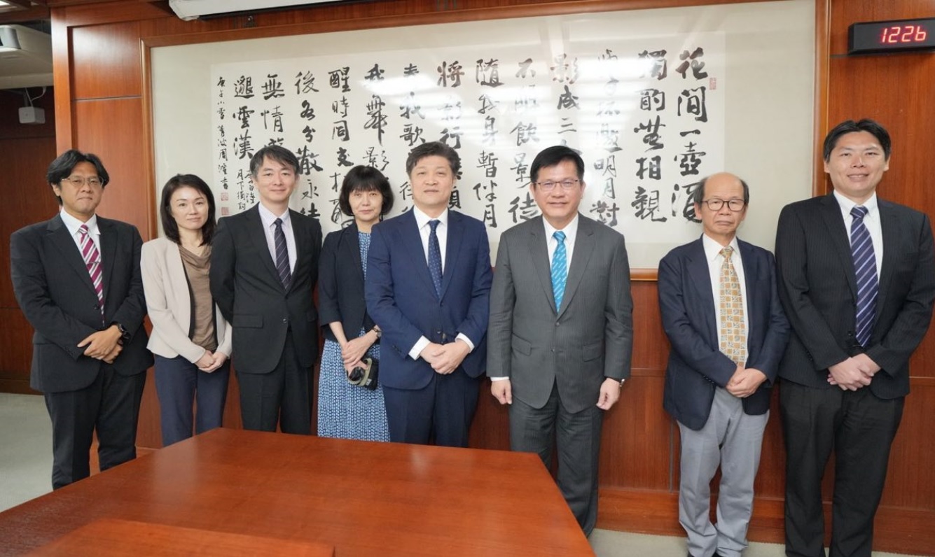 外交部長林佳龍與日本東京大學兩岸關係研究小組合影。（外交部提供）