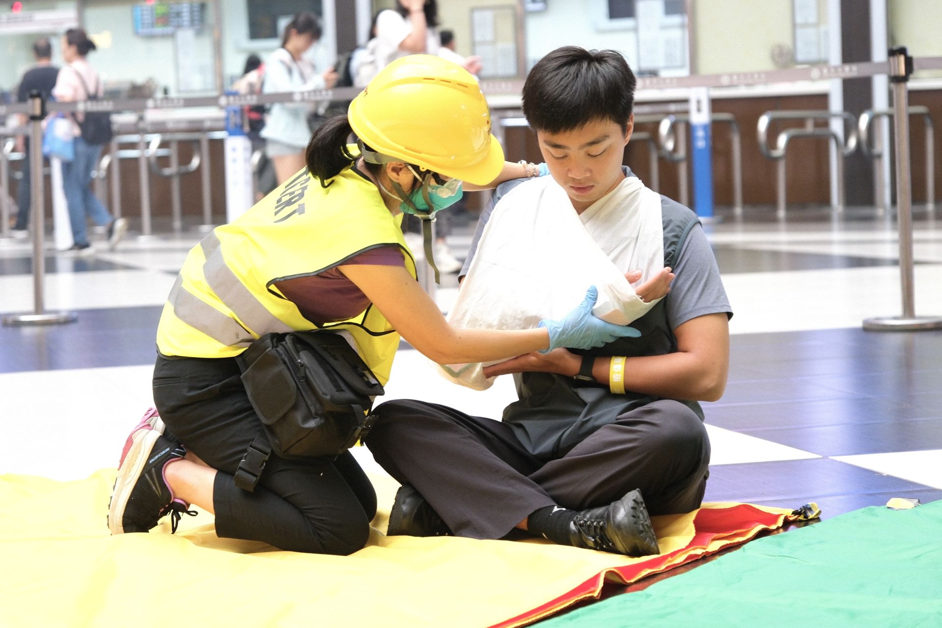 「114年國家防災日系列活動啟動記者會」現場，示範災害發生後包紮處理的方式。（內政部提供）