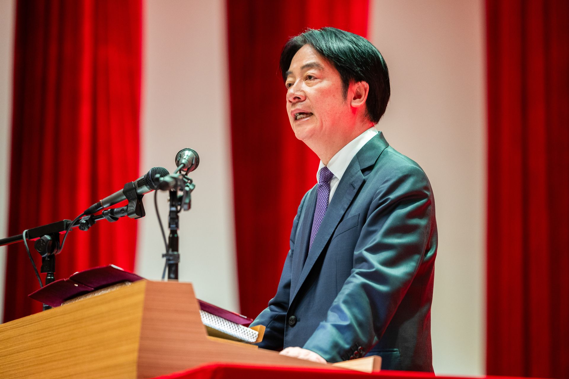 賴總統今日出席「114年軍人節暨全民國防教育日表揚大會」，肯定榮獲表揚的楷模及團體都是在自己的職務上克盡職責、辛勤付出。（記者林睿奕攝）