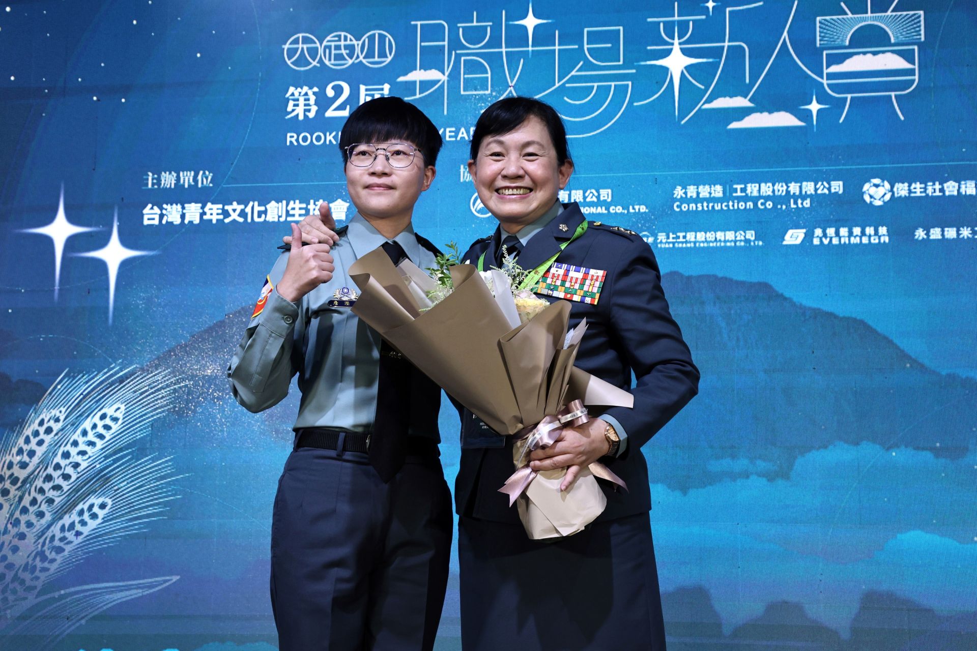 第1屆大武山職場新人賞得獎人曾中尉到場獻花，感謝陳局長的支持和鼓勵。（記者孫建屏攝）