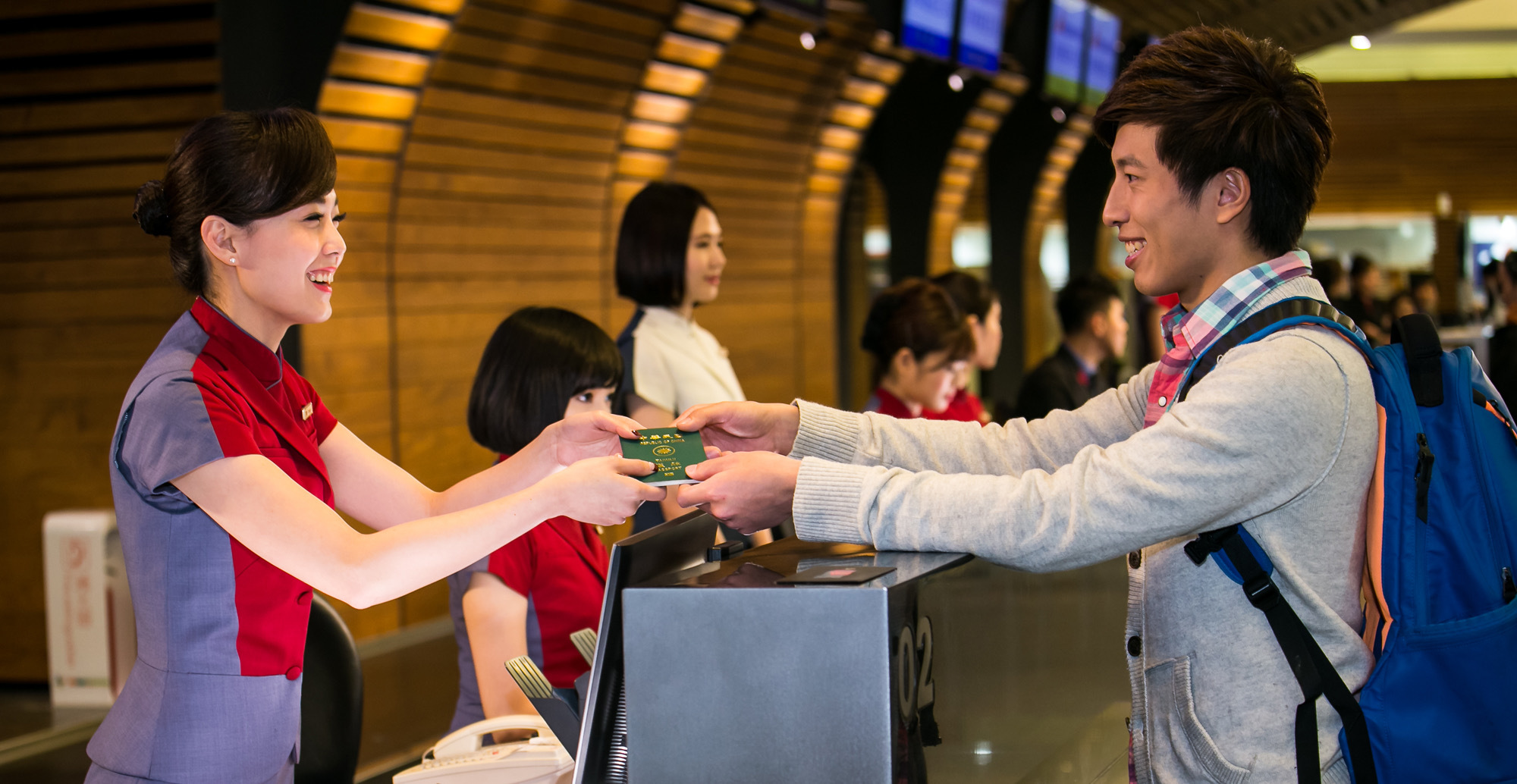  中華航空、長榮航空、星宇航空、台灣虎航、華信航空及立榮航空推出「現役軍人優先登機」禮遇，國軍官兵出示軍人身分證，可享優先登機服務。（本報資料照片）