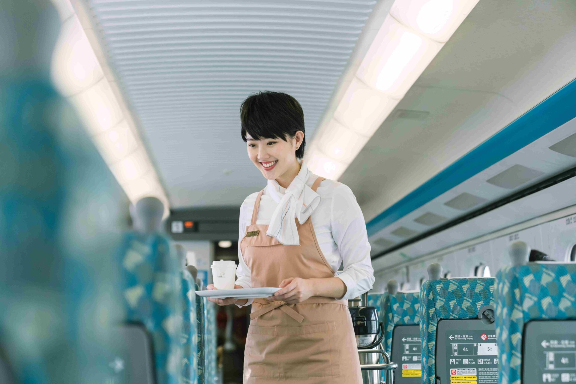  現役軍人搭乘高鐵列車，出示軍人身分證，即可免費獲得暖心熱飲一杯。（取自台灣高鐵）