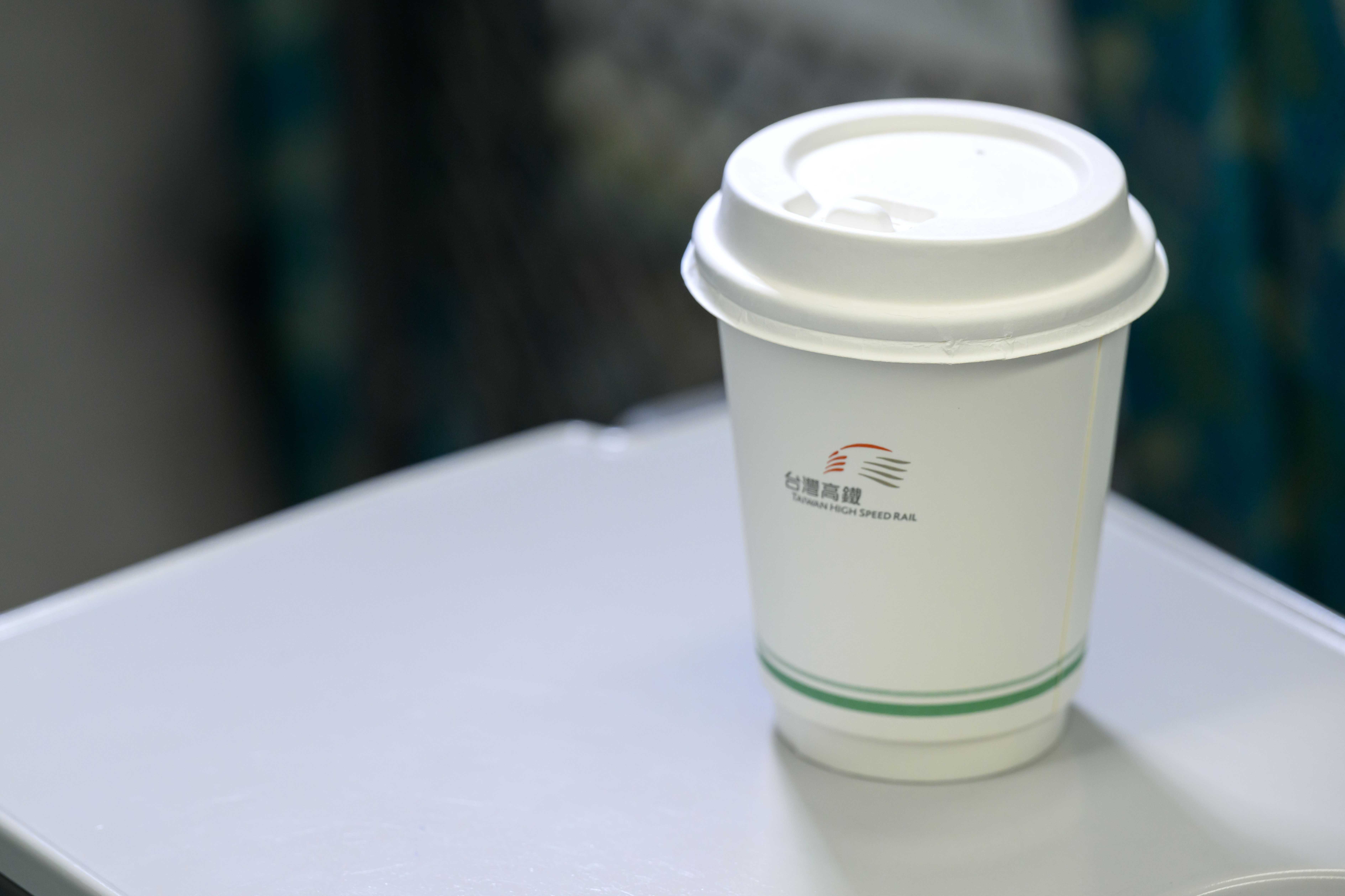  現役軍人搭乘高鐵列車，出示軍人身分證，即可免費獲得暖心熱飲一杯。（取自台灣高鐵）