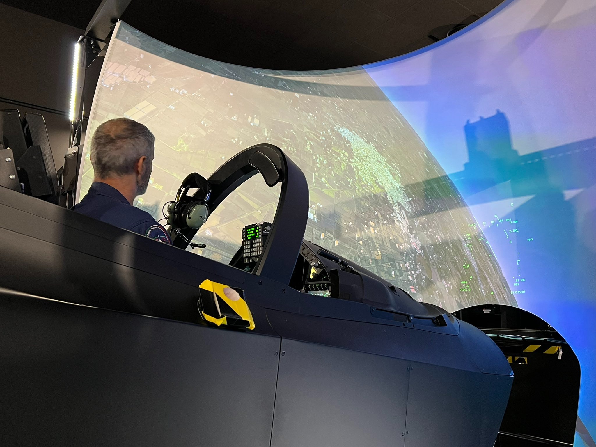  「國際飛行訓練學校」配備先進數位模擬器與地面輔助訓練系統，有助學官累積飛行操作經驗。（取自義空軍「X」帳號）