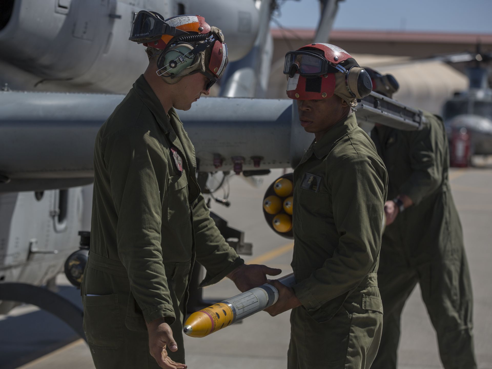  APKWS Ⅱ性能優異，已獲美軍各軍種和多個海外盟邦採用。圖為美陸戰隊官兵為AH-1Z直升機裝填APKWS Ⅱ火箭彈。（取自DVIDS網站）