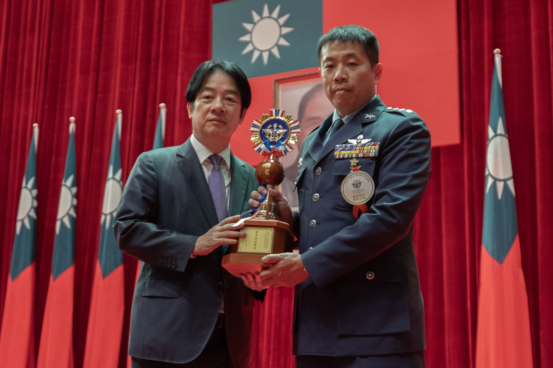 總統賴清德昨日出席「114年軍人節暨全民國防教育日表揚大會」，強調榮獲表揚的楷模及團體都是在職務上克盡職責、辛勤付出。其中，榮獲國軍模範團體的「空軍第1聯隊第9作戰隊」肩負南部空域防衛重任，另部署於馬公基地的「天駒部隊」在臺海前線執行戰備巡弋，不分晝夜守護領空，是我國防空的重要支柱。（記者林睿奕攝）