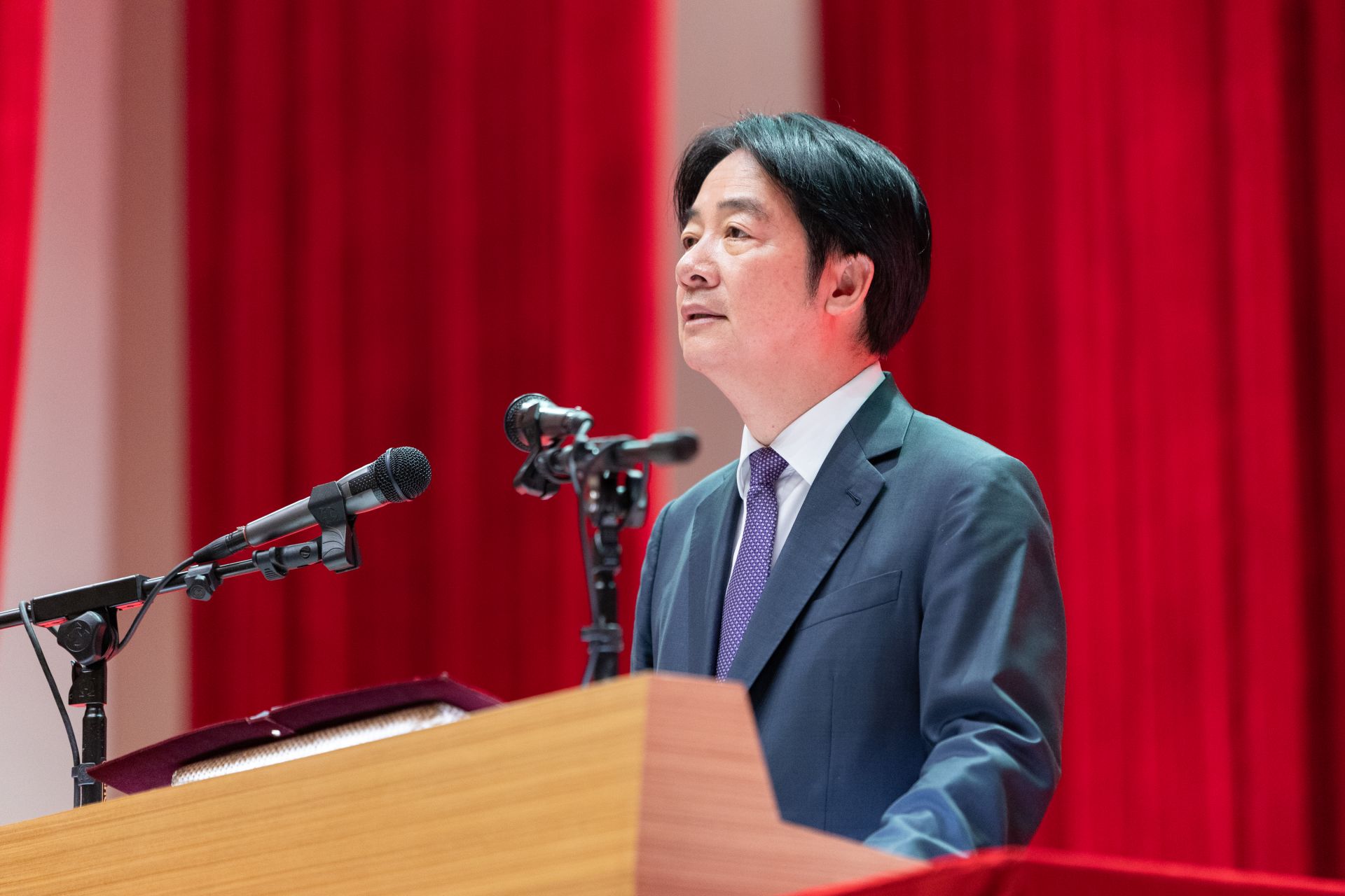 賴總統出席「114年軍人節暨全民國防教育日表揚大會」，肯定榮獲表揚的楷模及團體都是在自己的職務上克盡職責、辛勤付出。（總統府提供）