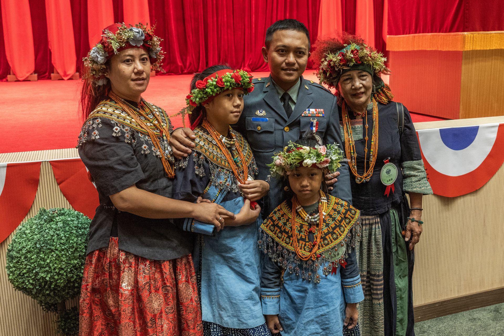  眷屬特地穿上原住民族服，前來見證官兵榮耀時刻。（記者林睿奕攝）