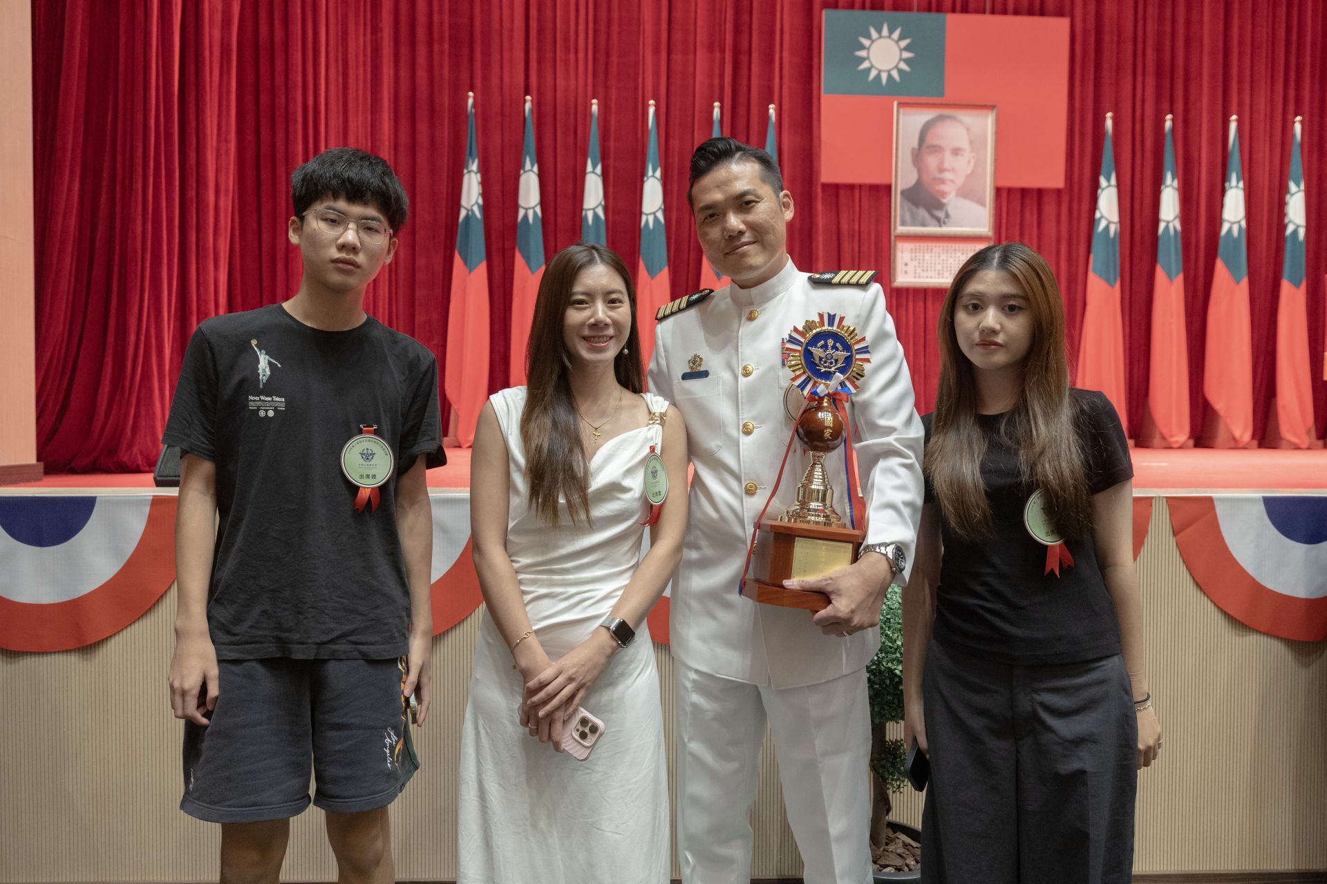  獲選模範團體官兵與眷屬一同合影，紀念榮耀時刻。（記者林睿奕攝）