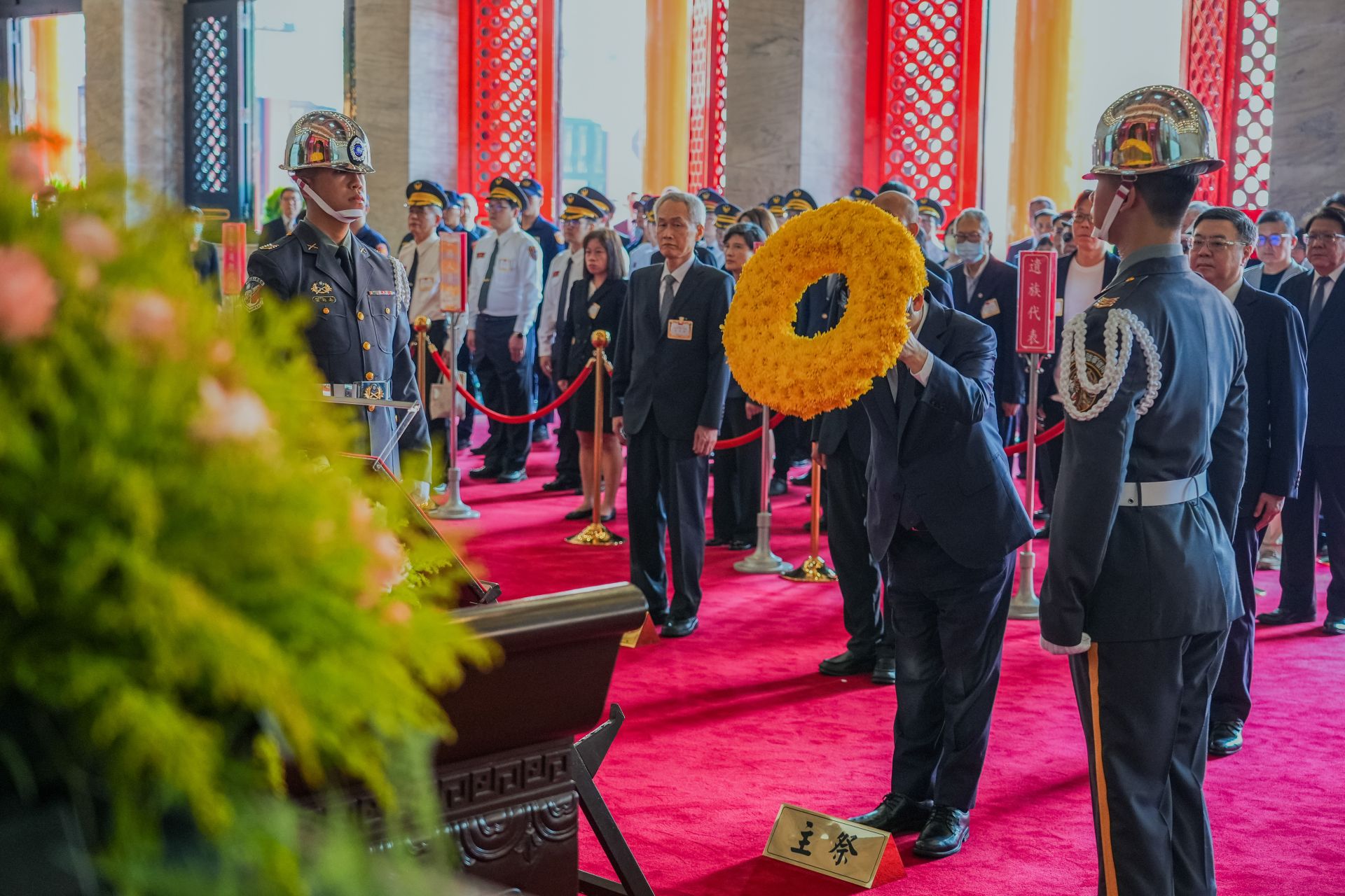 賴總統向國民革命烈士之靈位獻花致祭，感謝先烈對國家、社會的犧牲奉獻。（記者王子昌攝）