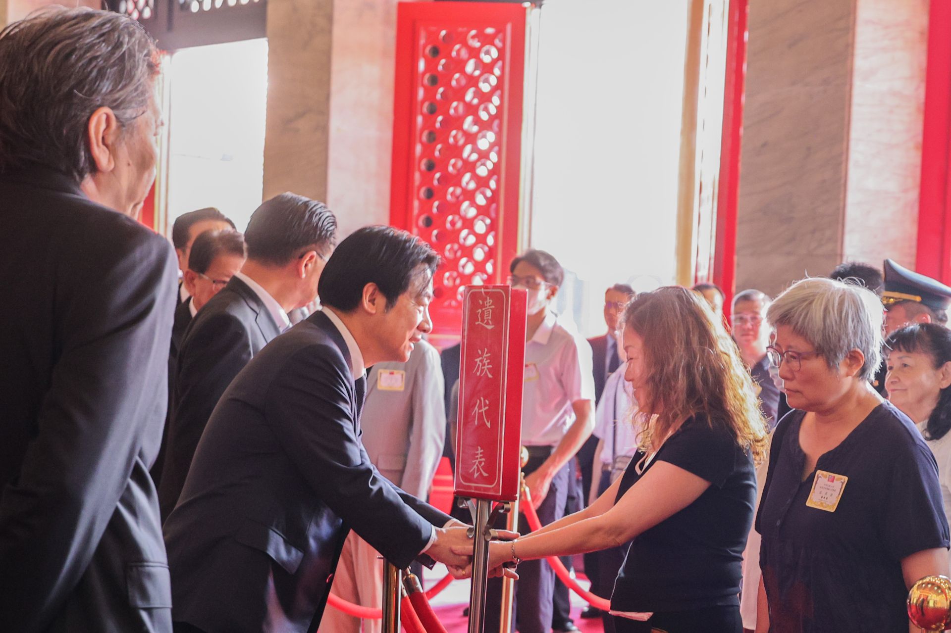 典禮後，賴總統向烈士遺族代表握手致意。（記者王子昌攝）