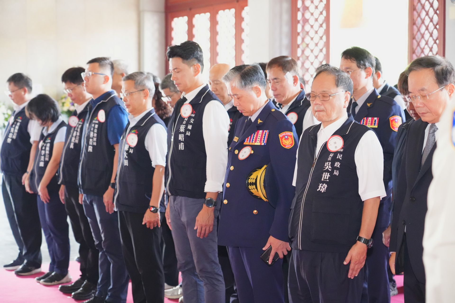 臺中市副市長黃國榮帶領各界與會代表祭祀追思，場面莊嚴隆重。（中市民政局提供）