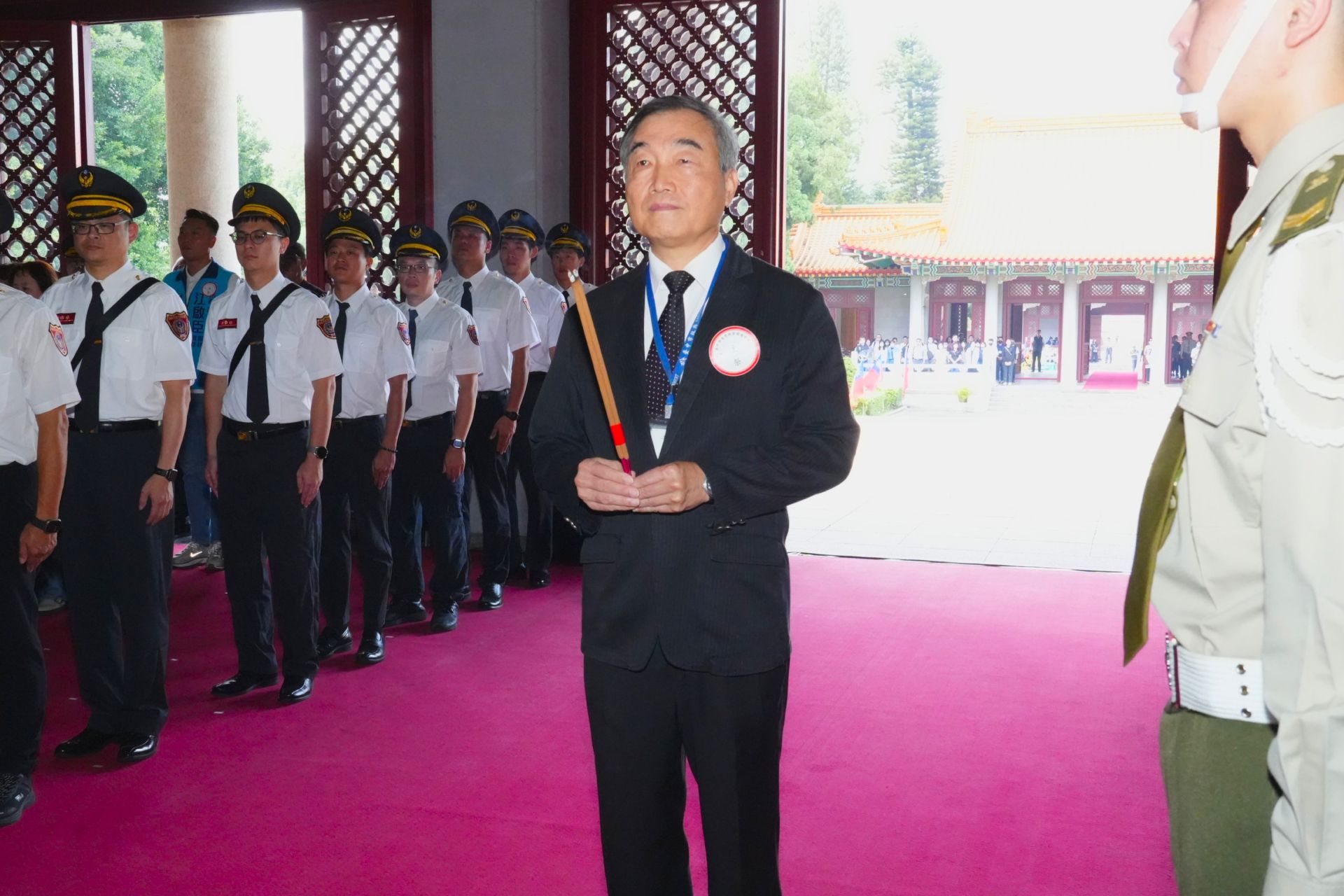 臺中市副市長黃國榮帶領各界與會代表祭祀追思，場面莊嚴隆重。（中市民政局提供）