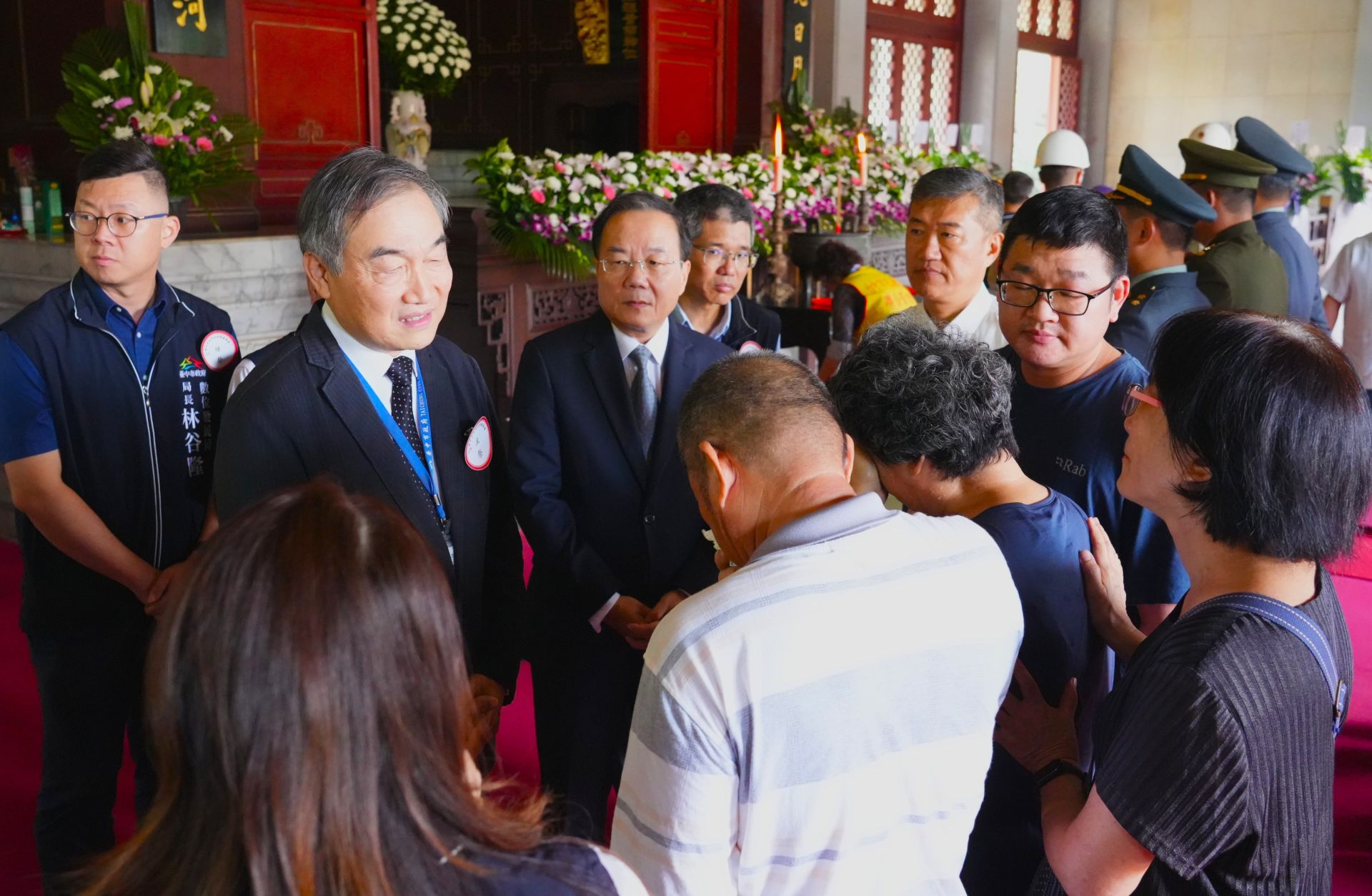 臺中市副市長黃國榮向烈士遺族家屬致意。（中市民政局提供）