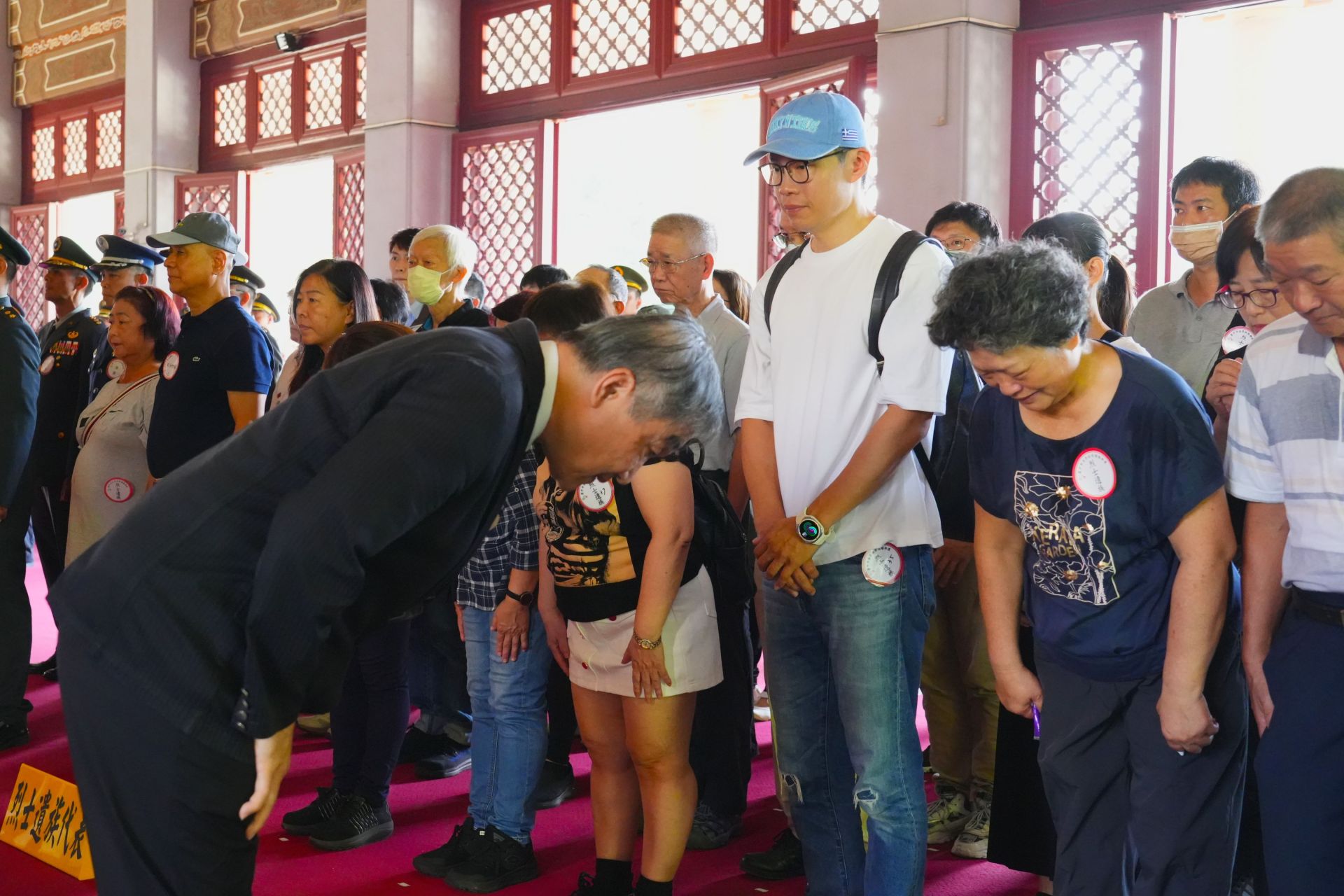 臺中市副市長黃國榮向烈士遺族家屬致意。（中市民政局提供）